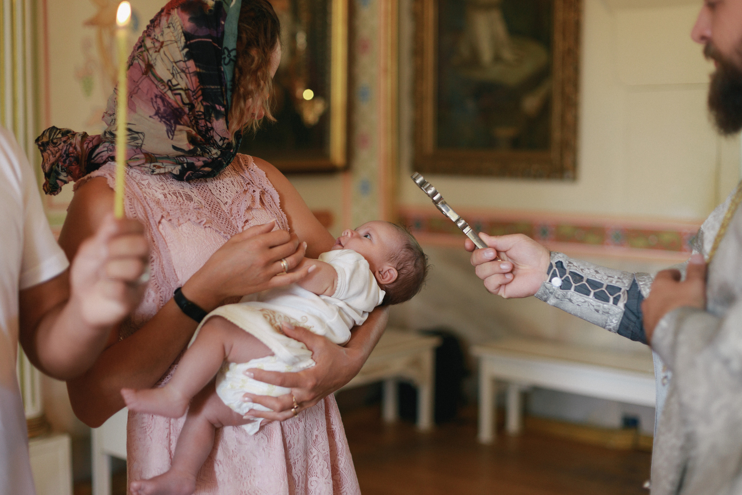 Она позировала на протяжении всего крещения. Свадебный фотограф Мироманов Николай в Крыму