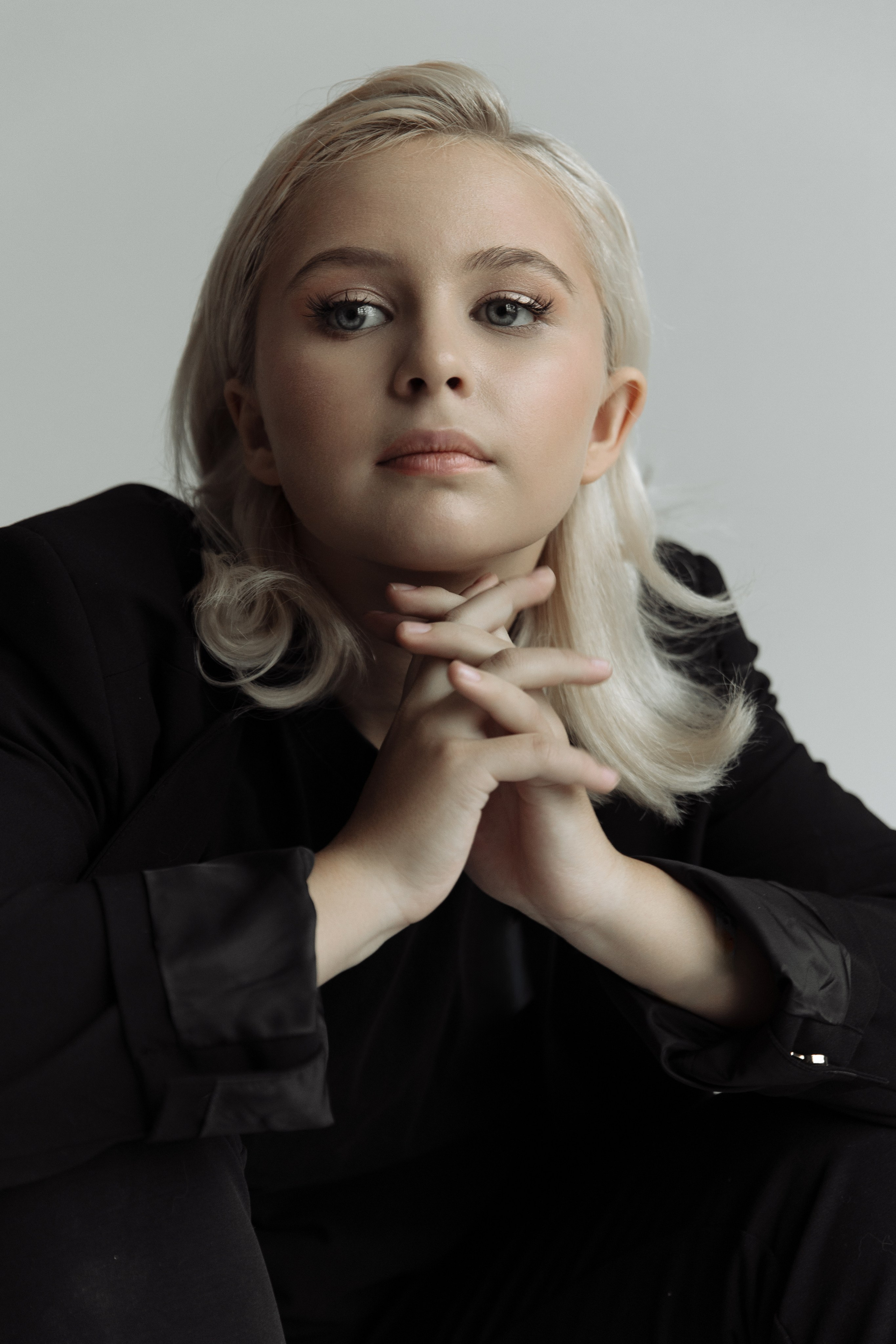 Фотосъемка Евы Демидовой в студии на белом фоне. Санкт-Петербург. Ева Демидова. Спортсмен по конкуру в Санкт-Петербуре