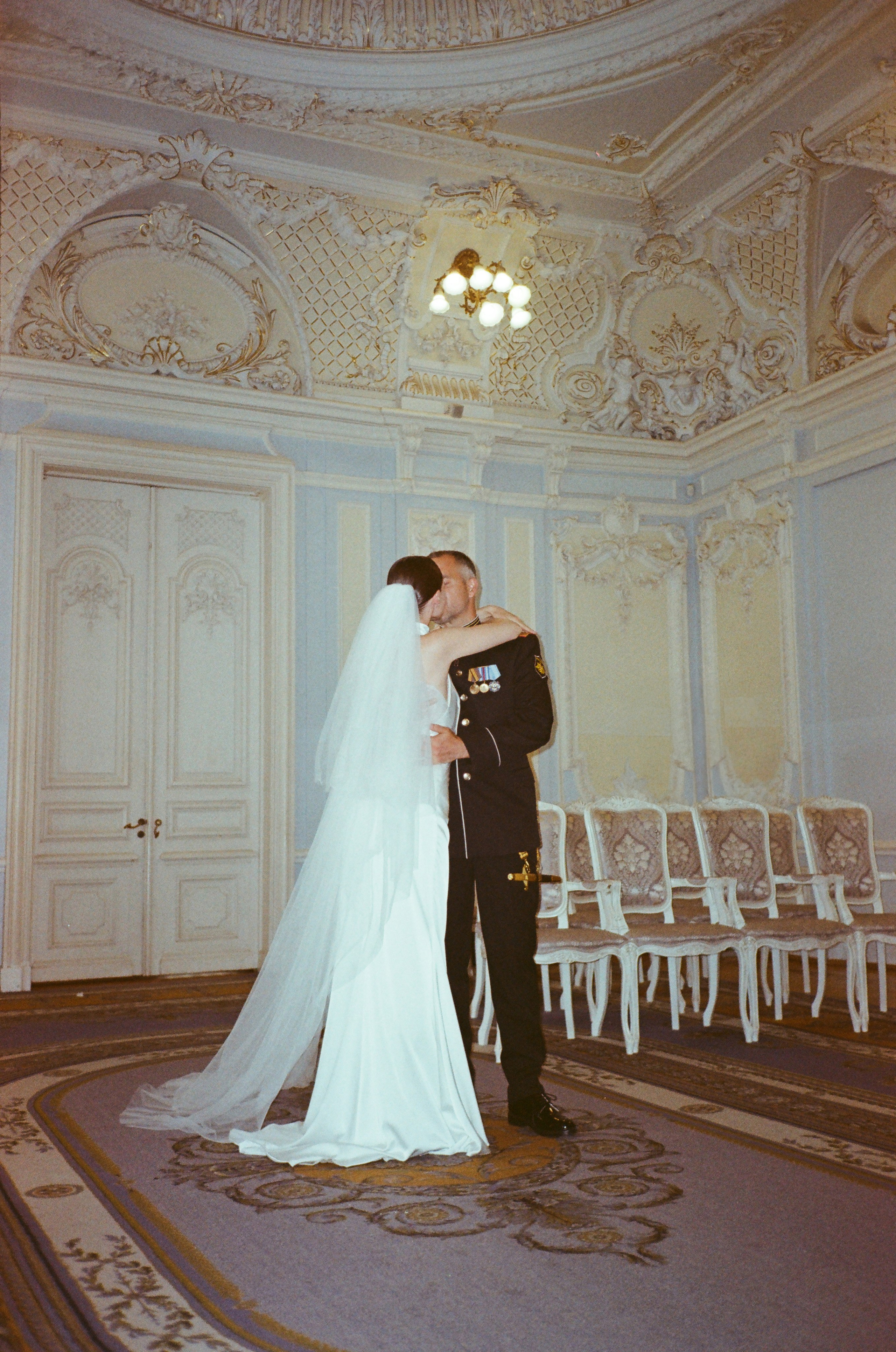 Свадебная фотосессия на пленку. Сестры Карабаза. Фотографы и ретушеры в Москве и Санкт-Петербурге