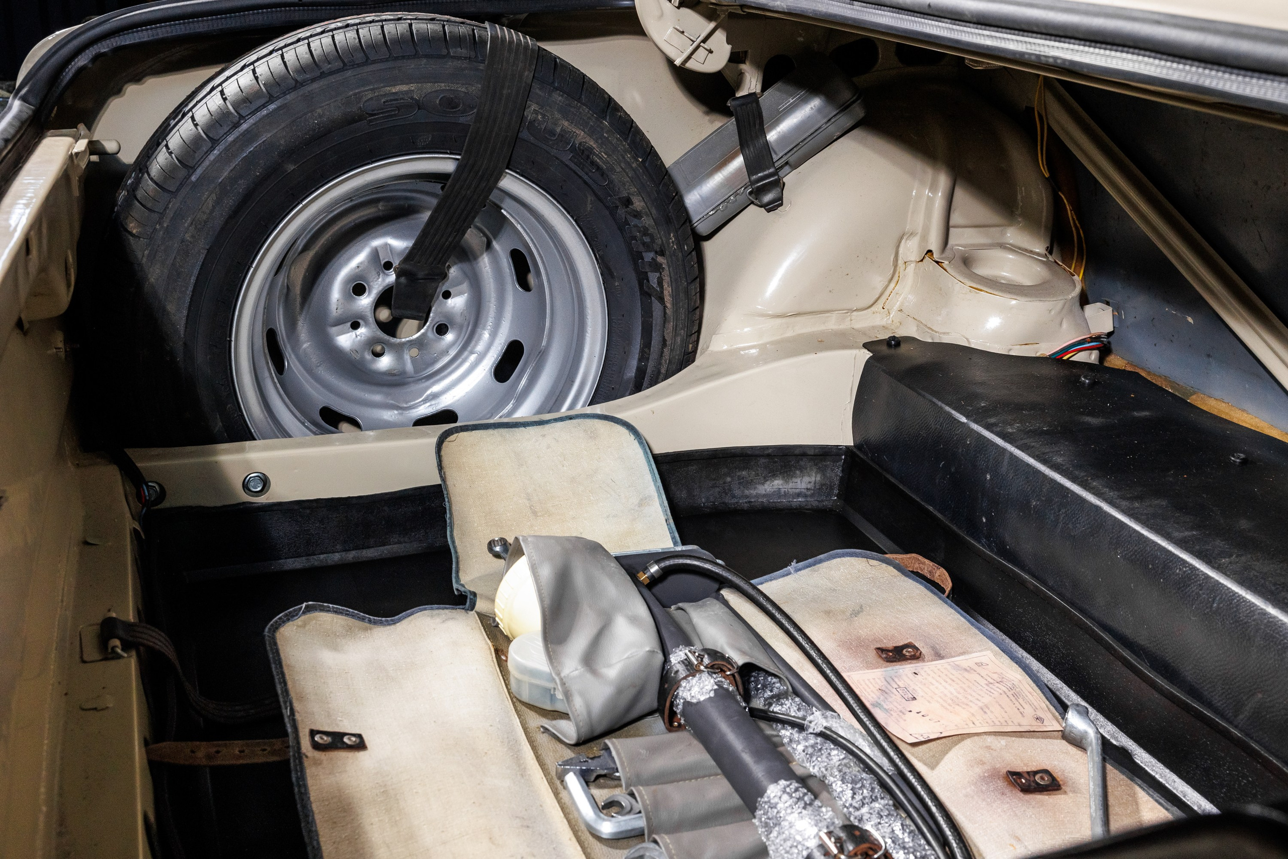 Автомобильная фотосъемка ВАЗ 2101 после реставрации в Бюро "Наследие"