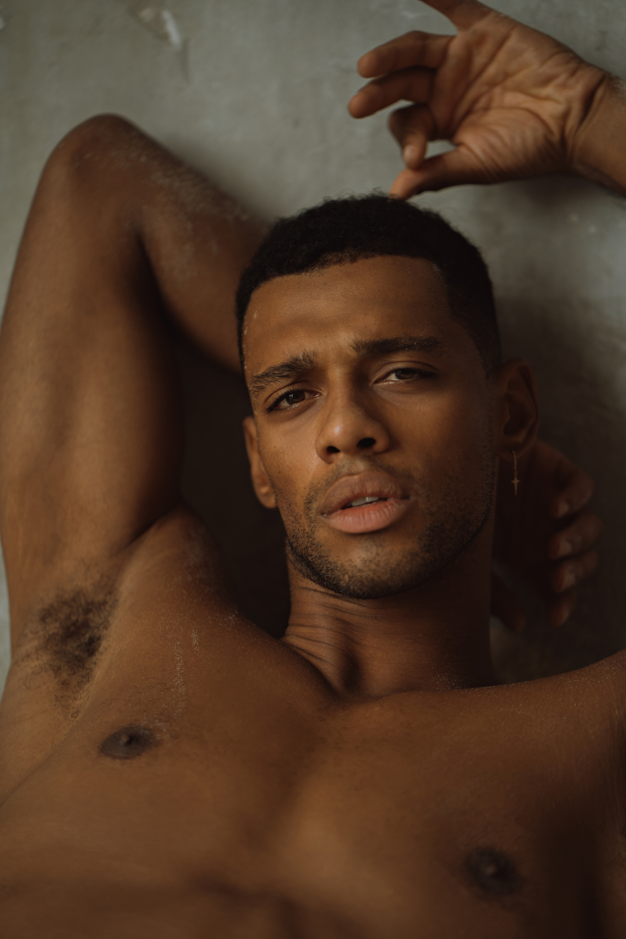 Давид. I am Diana, a portrait photographer. I take pictures around the world