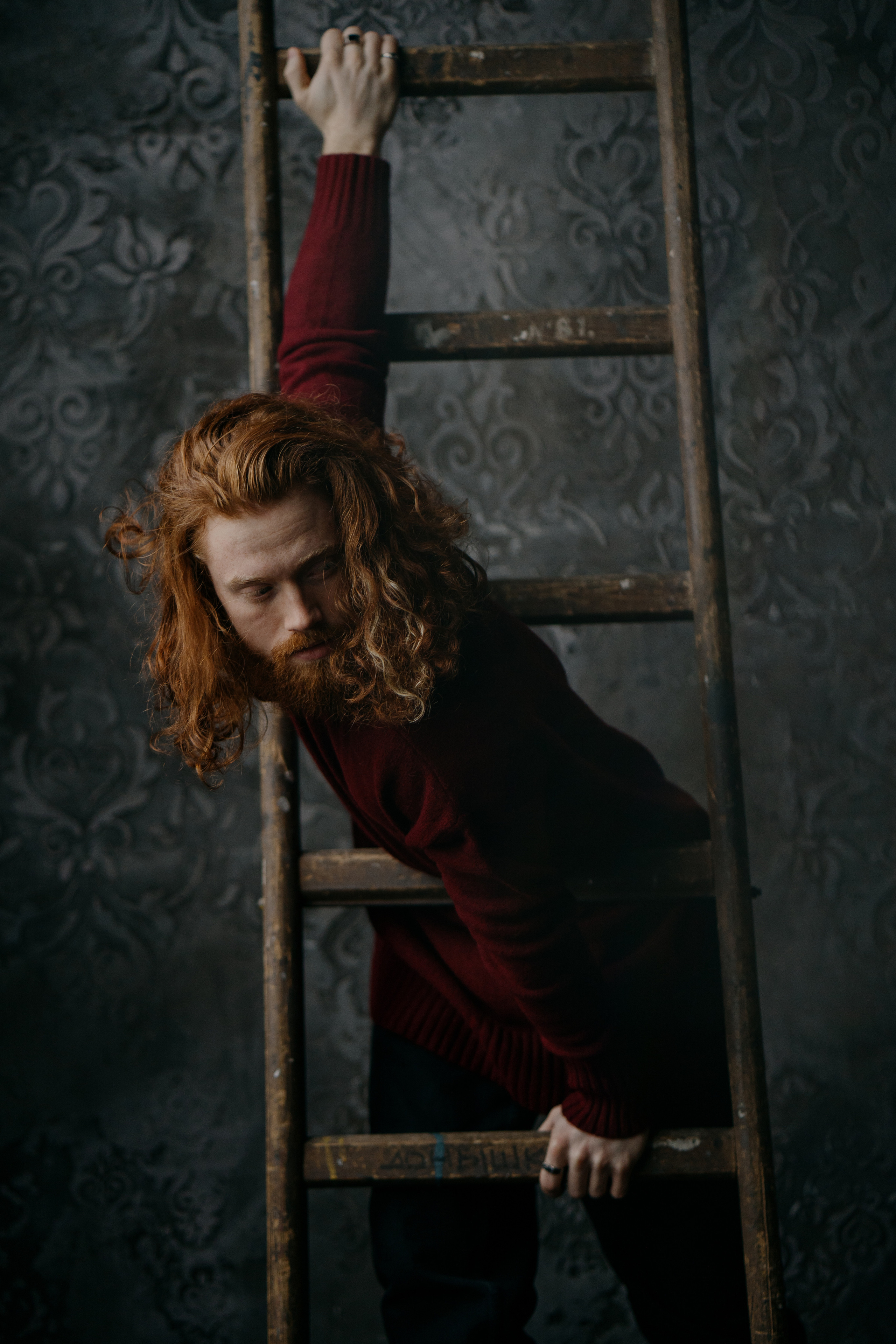 Данил. I am Diana, a portrait photographer. I take pictures around the world