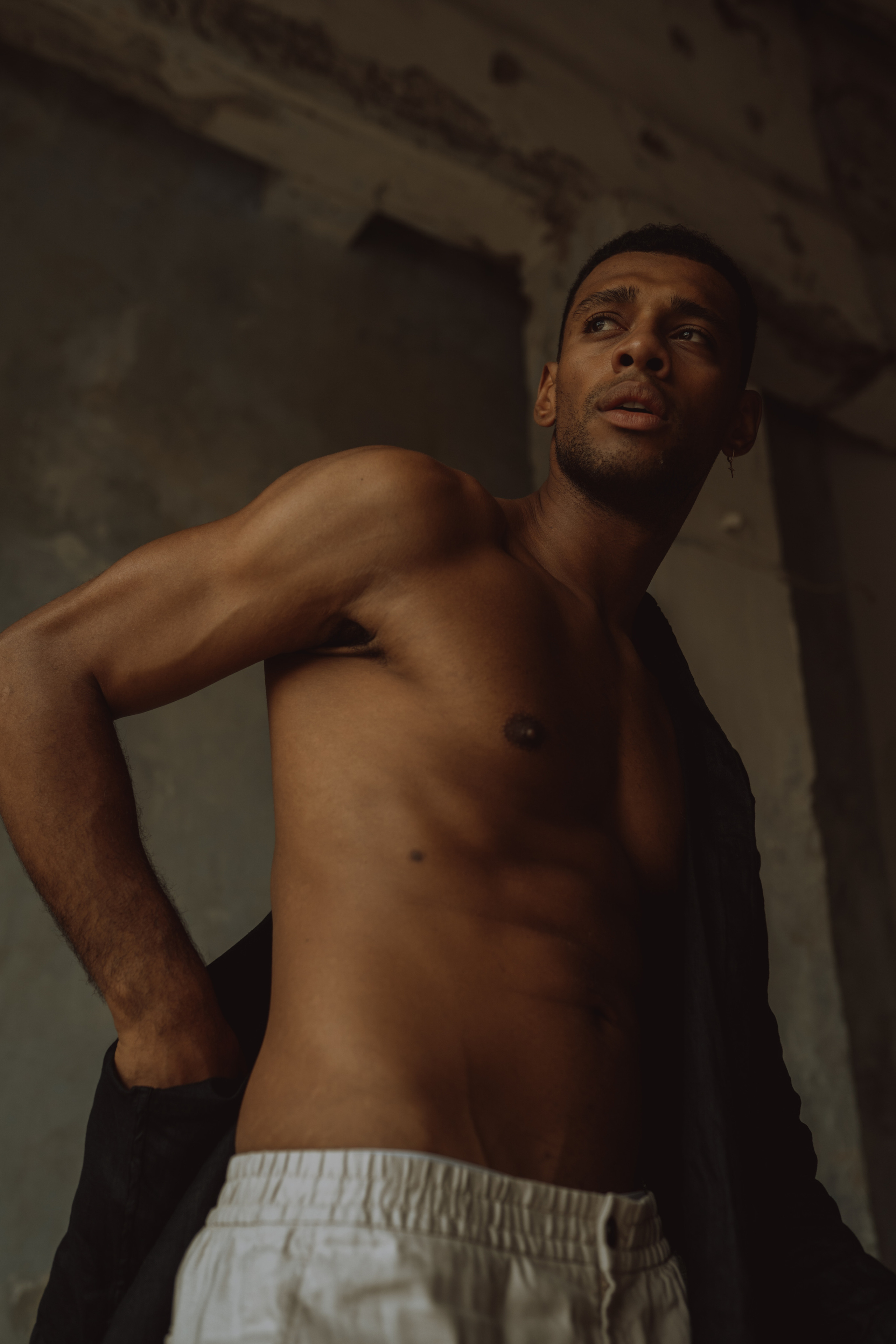 Давид. I am Diana, a portrait photographer. I take pictures around the world