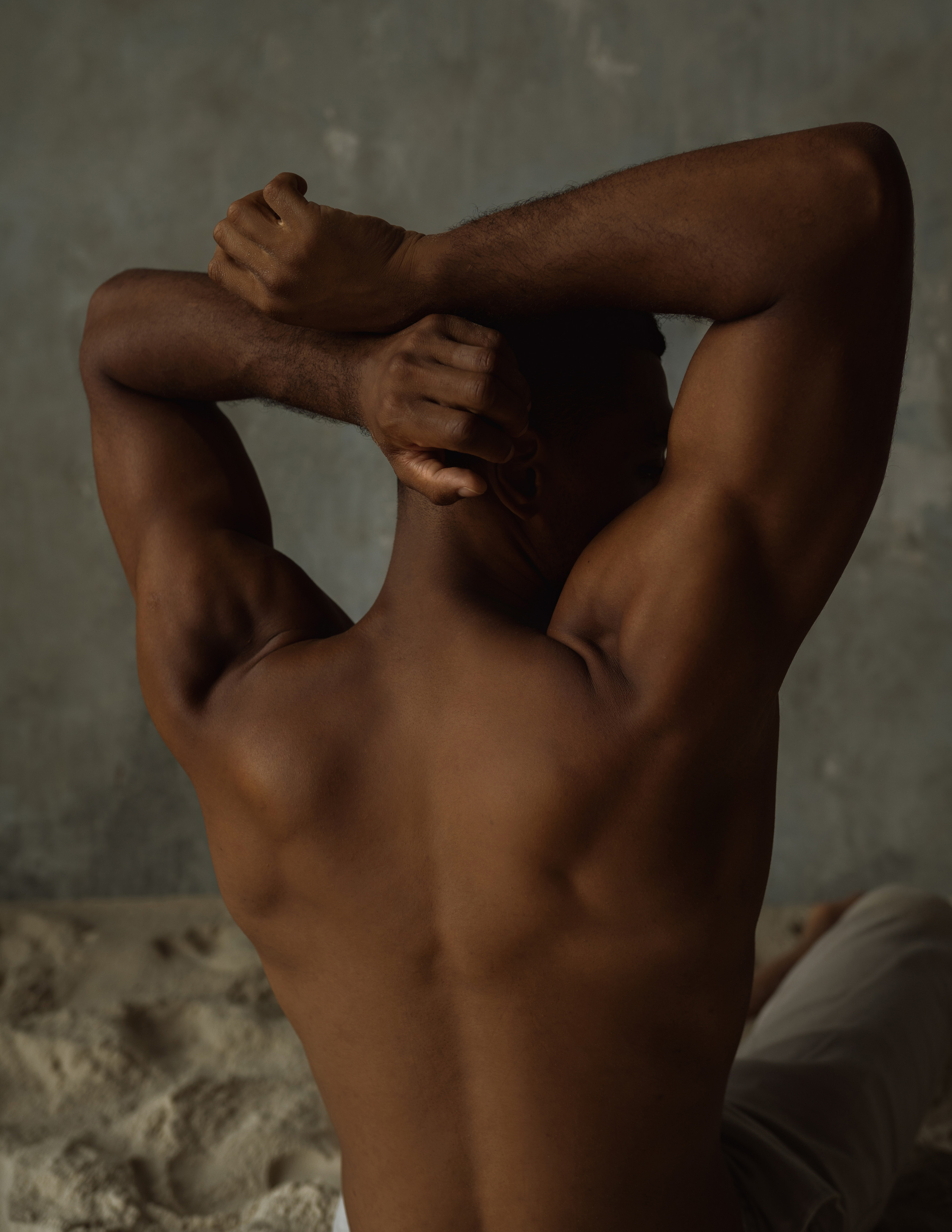 Давид. I am Diana, a portrait photographer. I take pictures around the world