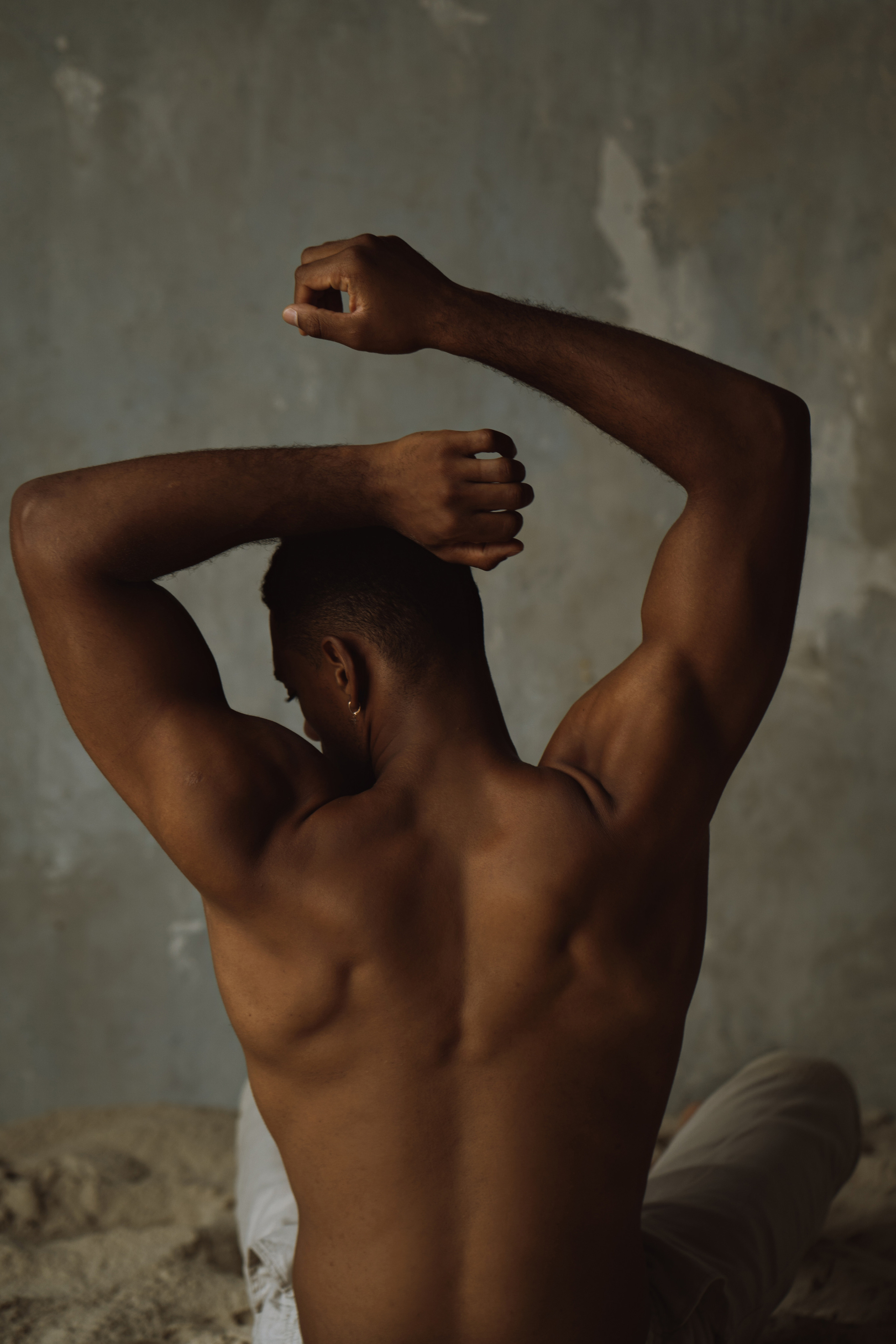 Давид. I am Diana, a portrait photographer. I take pictures around the world