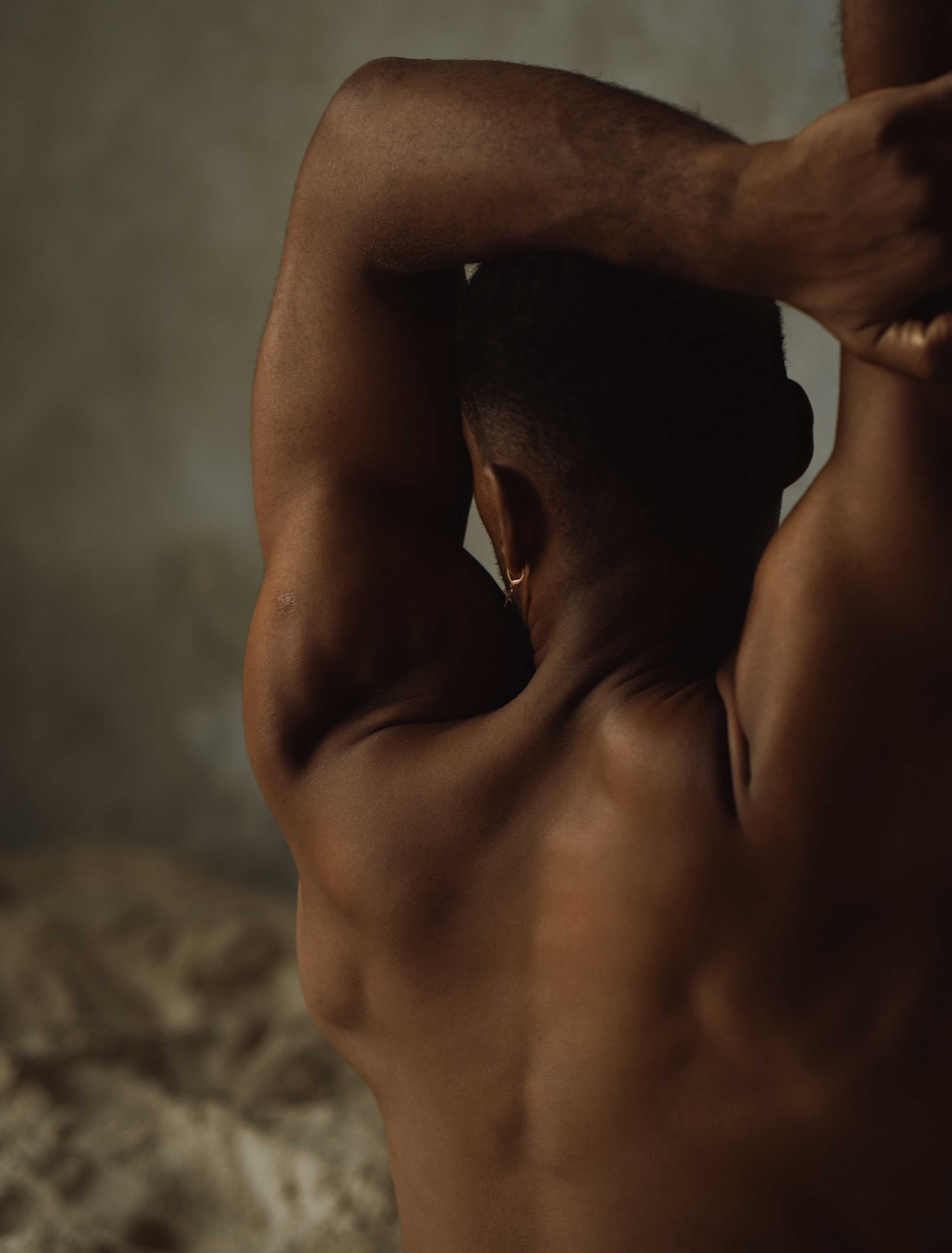 Давид. I am Diana, a portrait photographer. I take pictures around the world