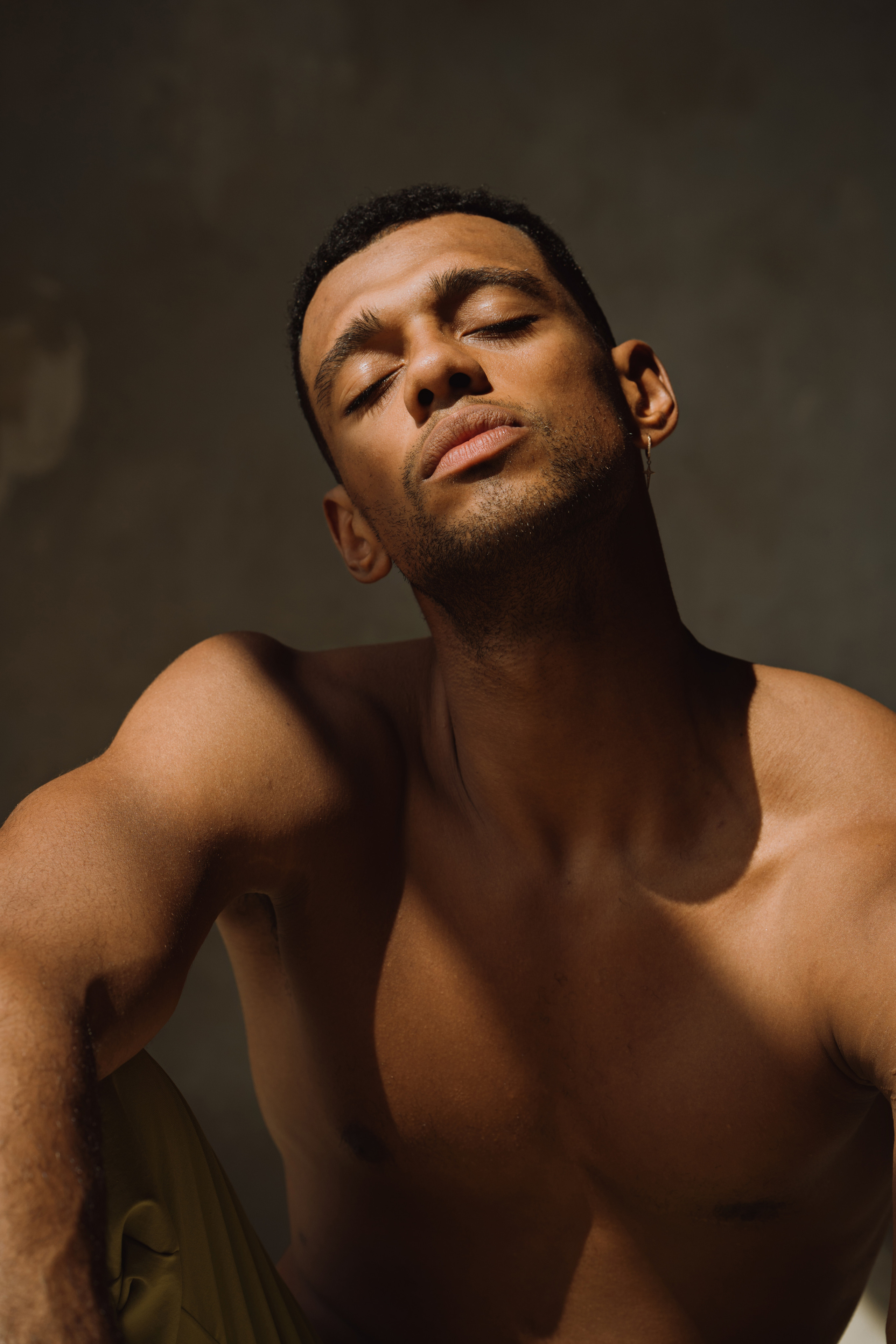 Давид. I am Diana, a portrait photographer. I take pictures around the world