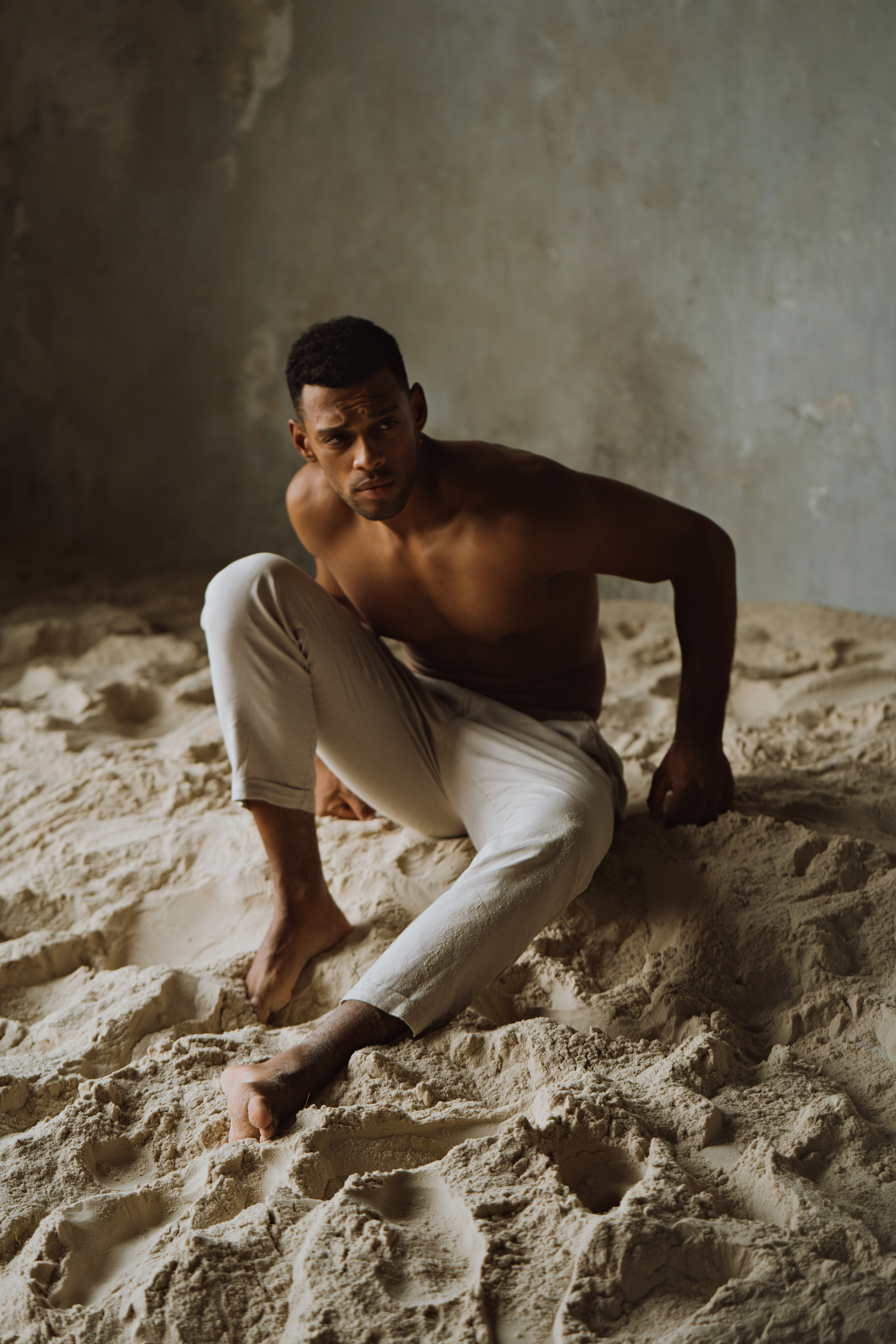 Давид. I am Diana, a portrait photographer. I take pictures around the world