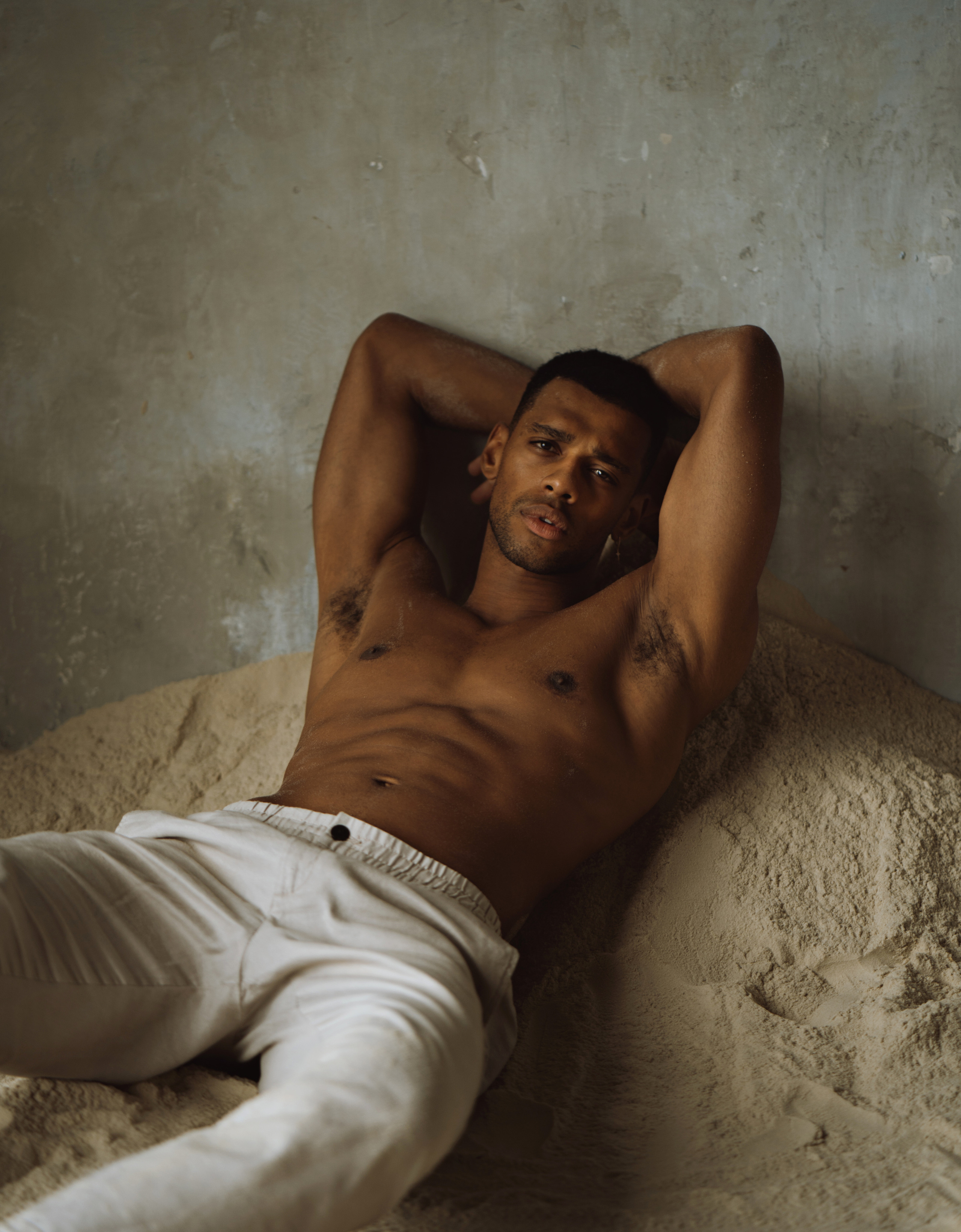 Давид. I am Diana, a portrait photographer. I take pictures around the world