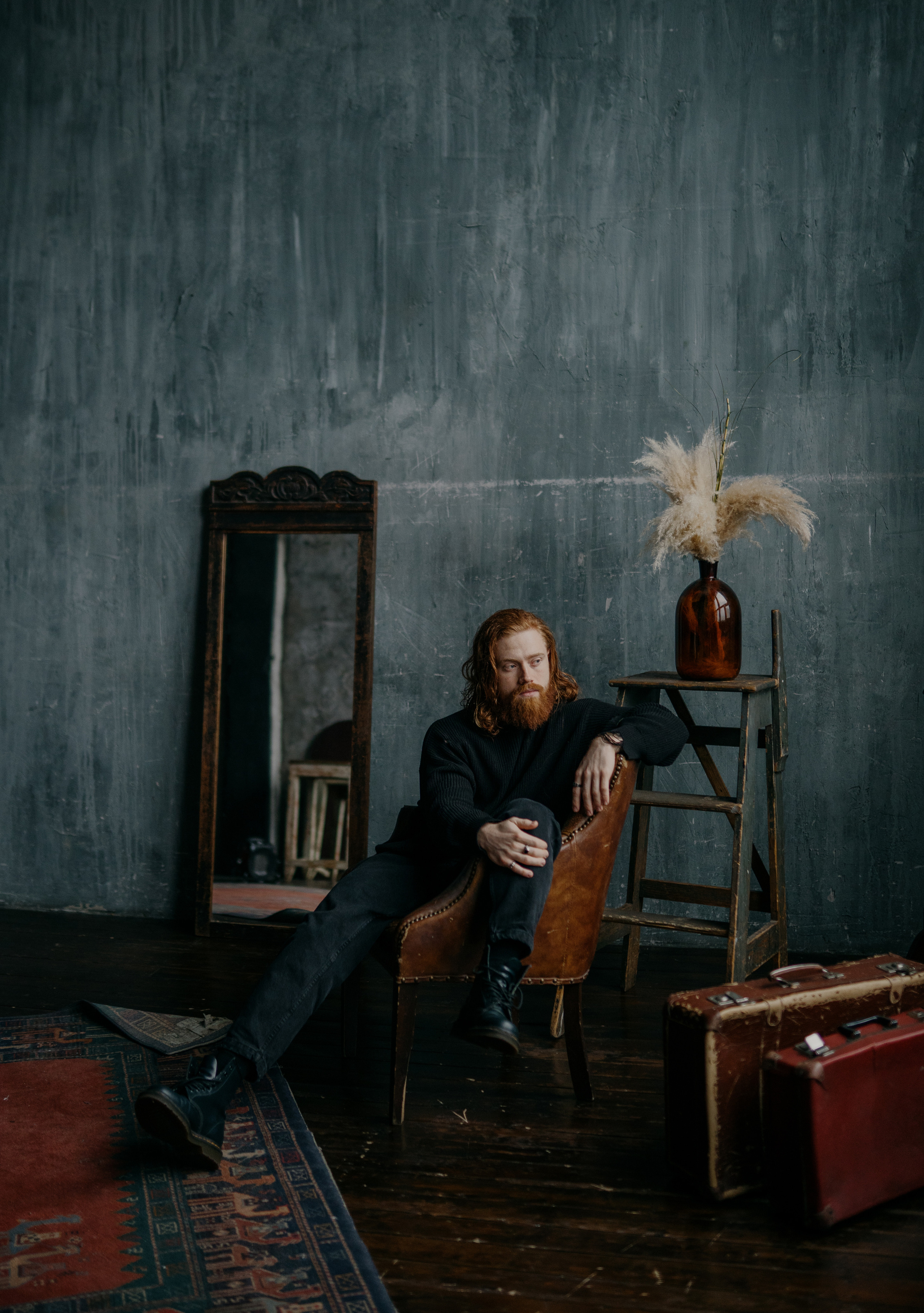 Данил. I am Diana, a portrait photographer. I take pictures around the world