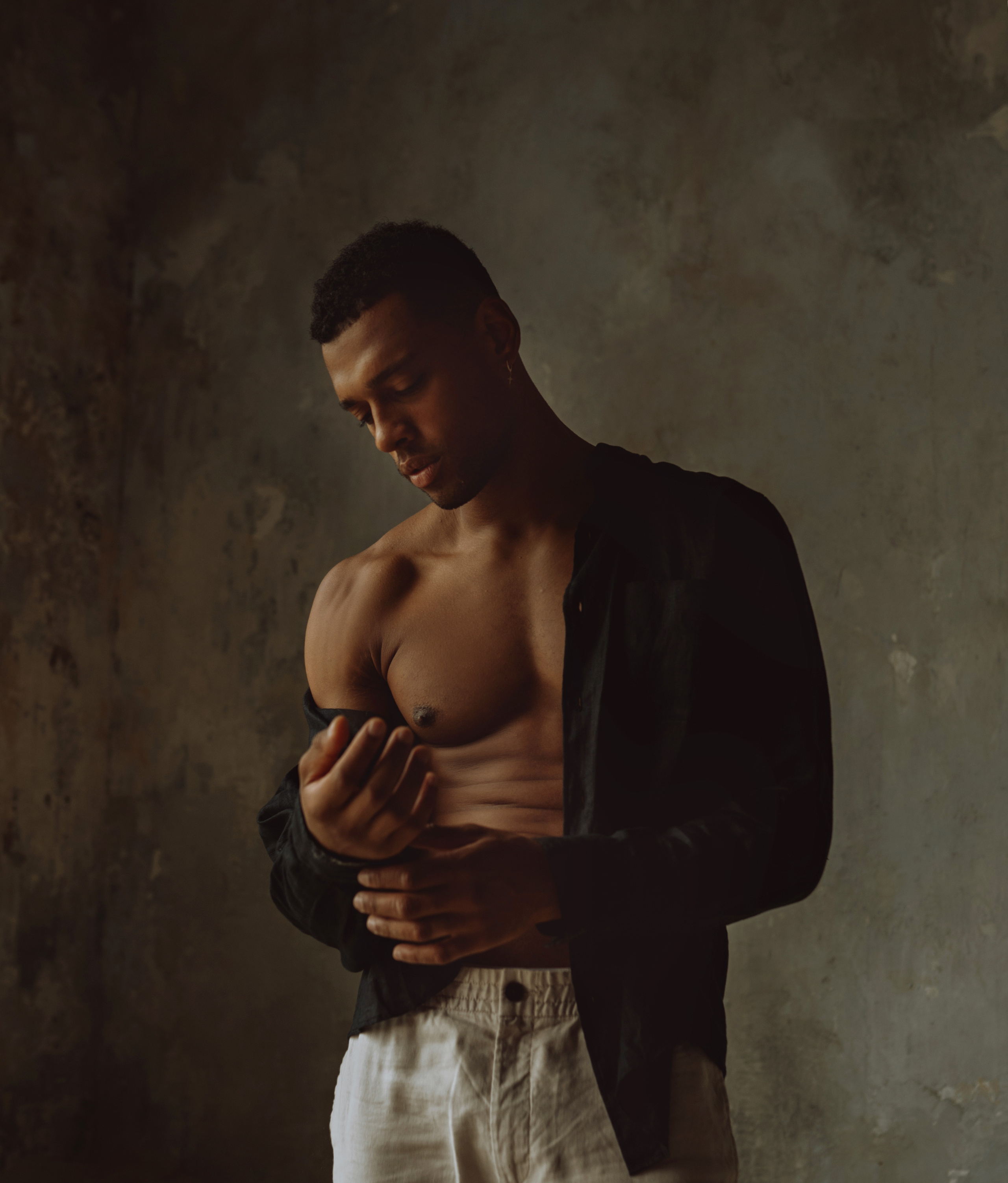 Давид. I am Diana, a portrait photographer. I take pictures around the world