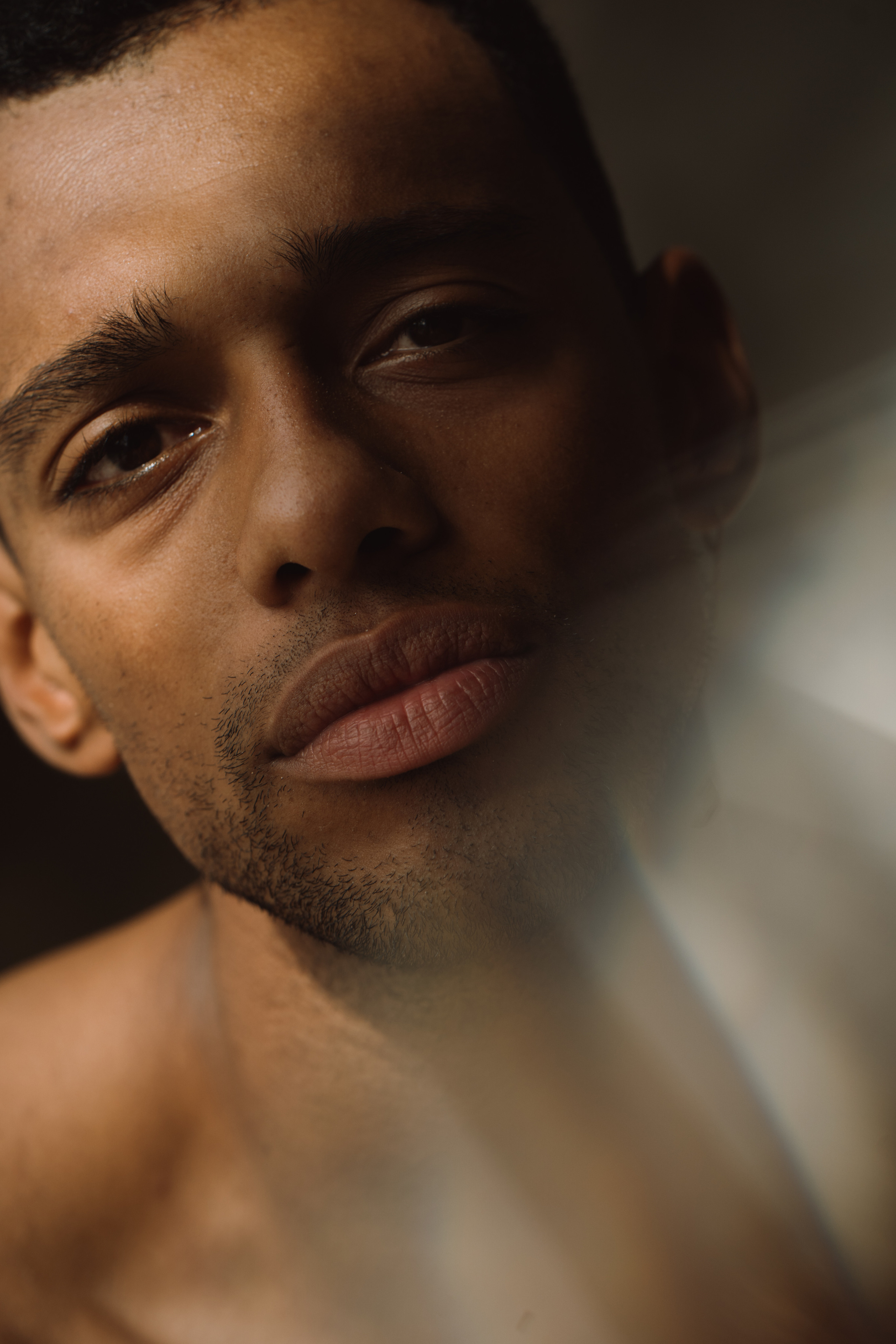 Давид. I am Diana, a portrait photographer. I take pictures around the world