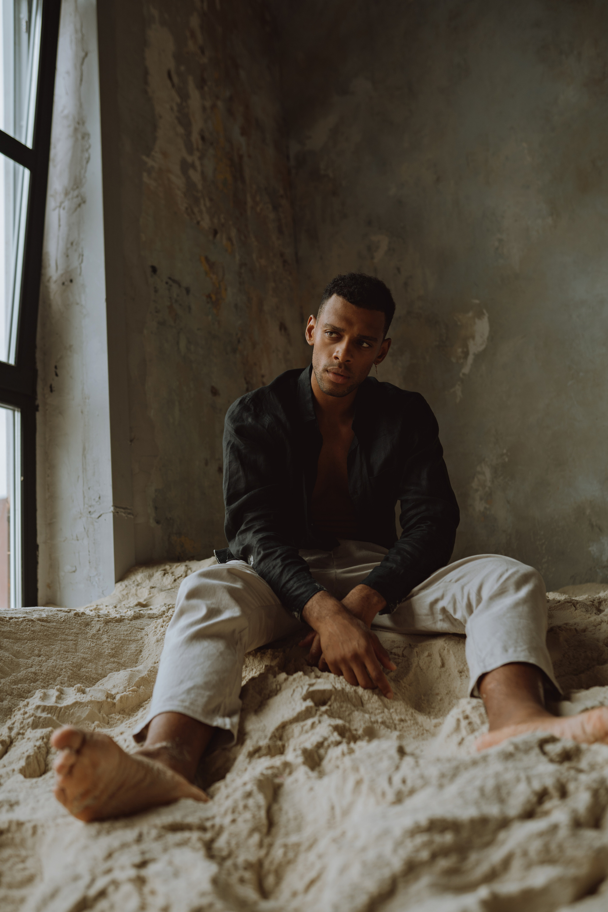 Давид. I am Diana, a portrait photographer. I take pictures around the world