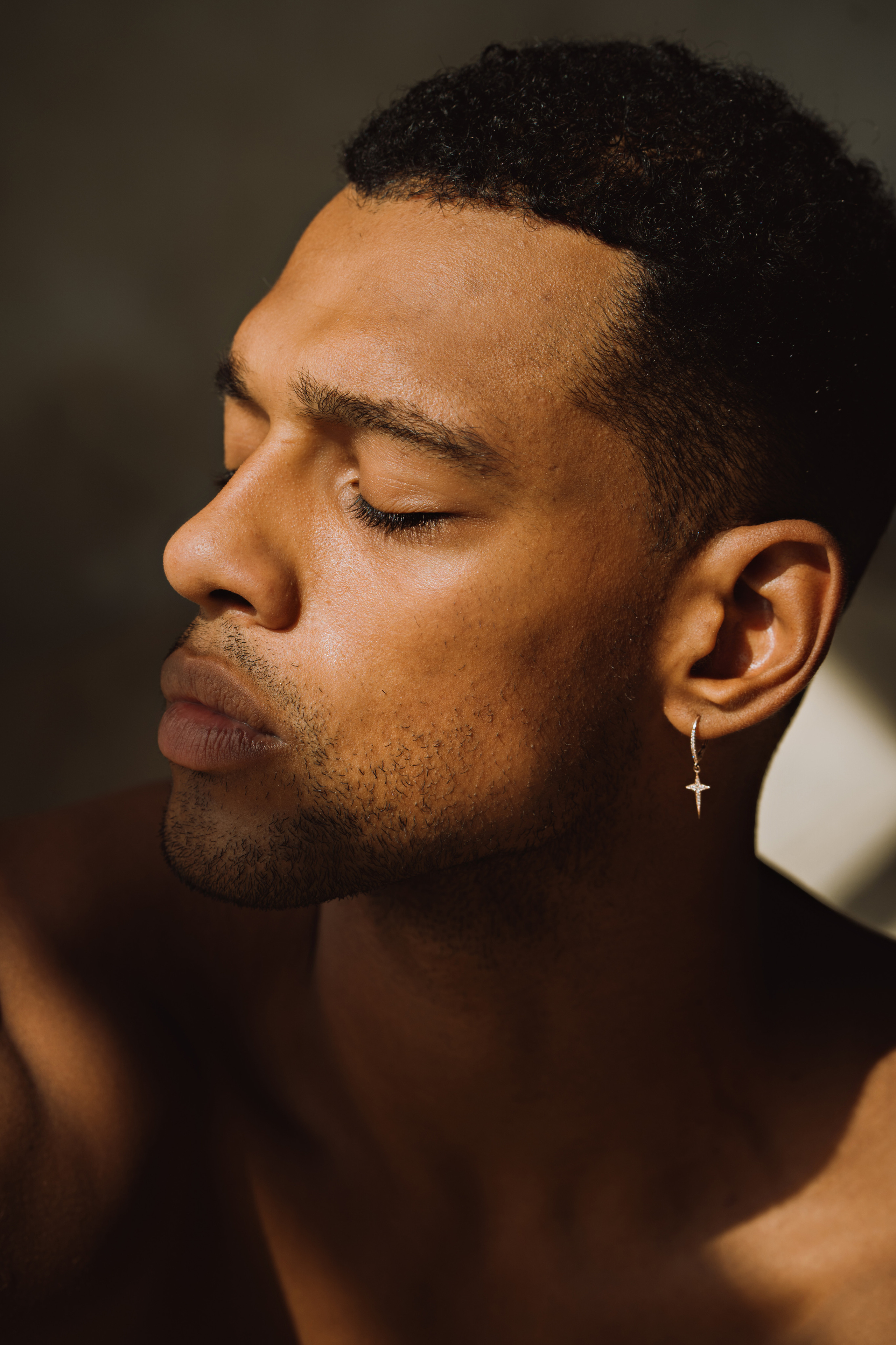 Давид. I am Diana, a portrait photographer. I take pictures around the world