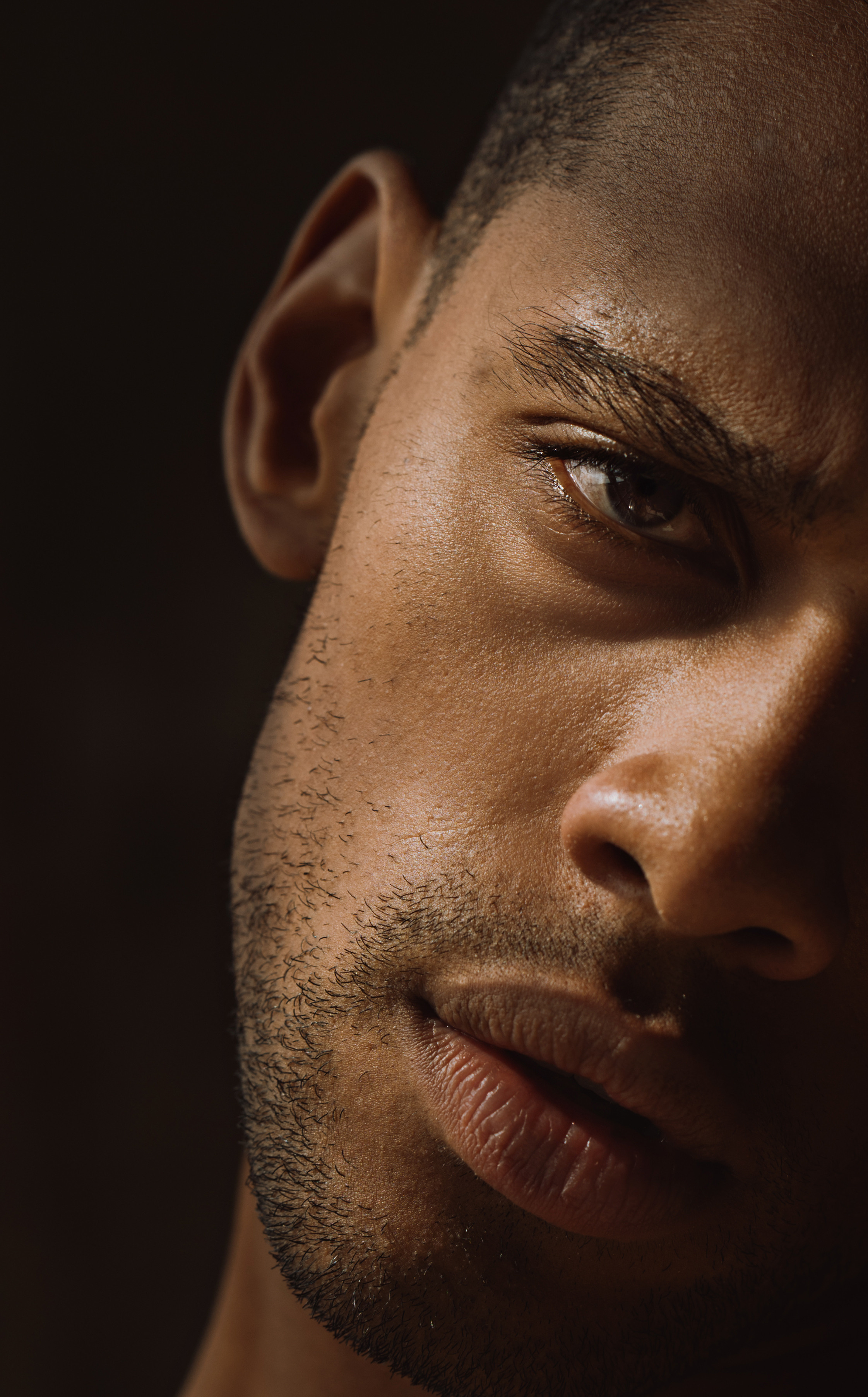 Давид. I am Diana, a portrait photographer. I take pictures around the world