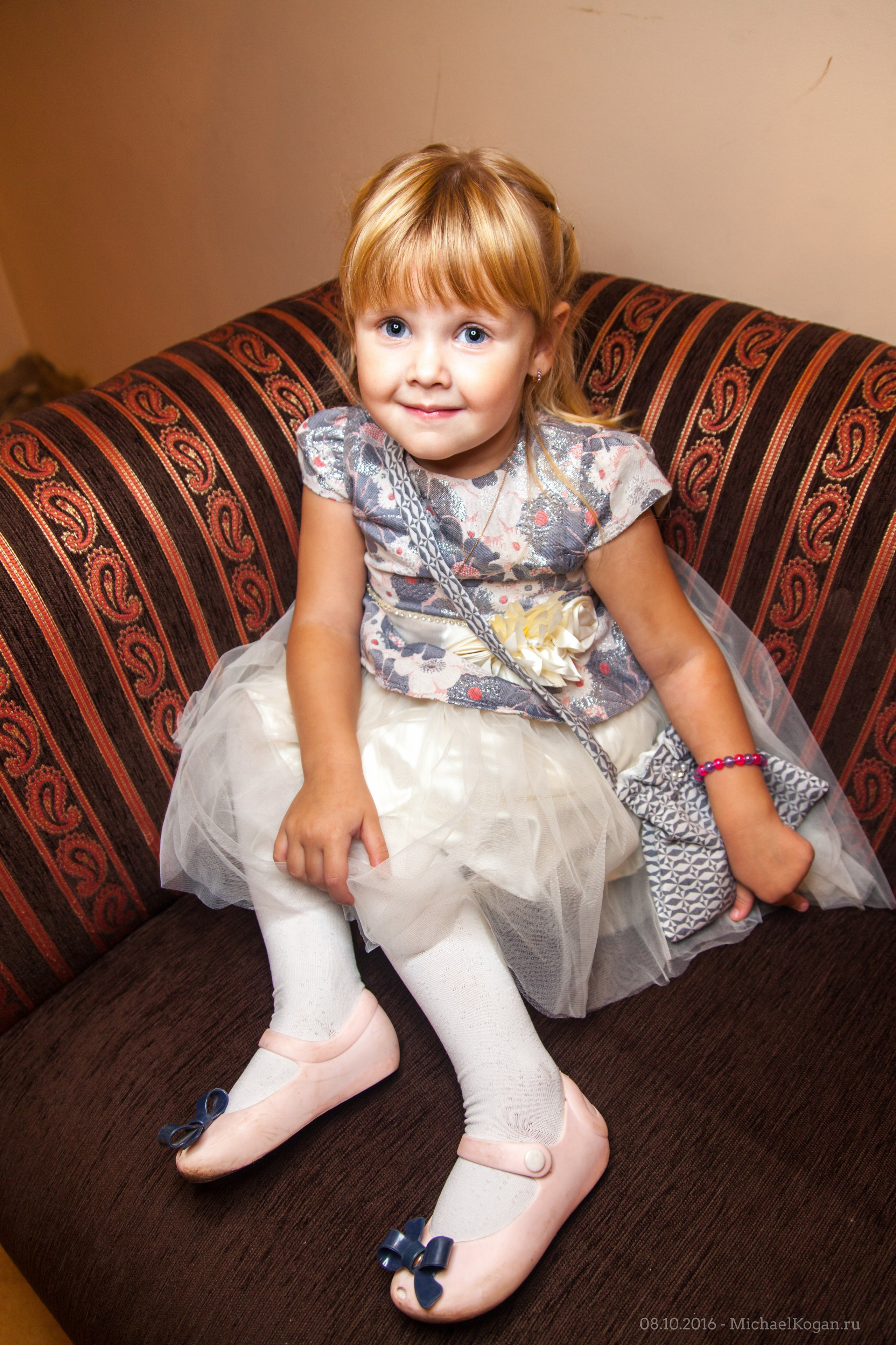 kogan.studio - именинница позирует на диване