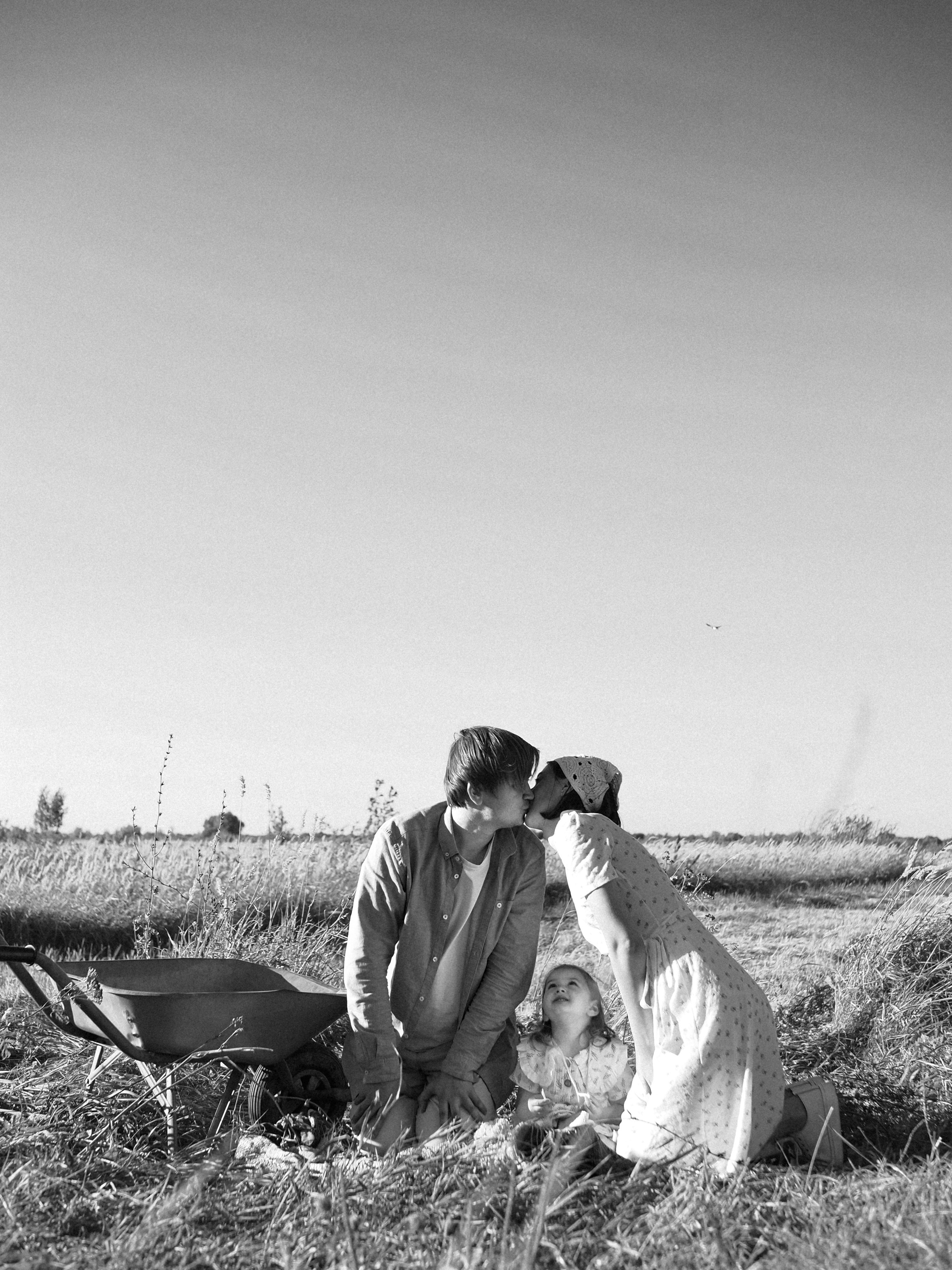 Гоняться по полю на тачке с мамой и папой. Обижаться. Смеяться. Фотограф Рязань. Семейный Свадебный фотограф