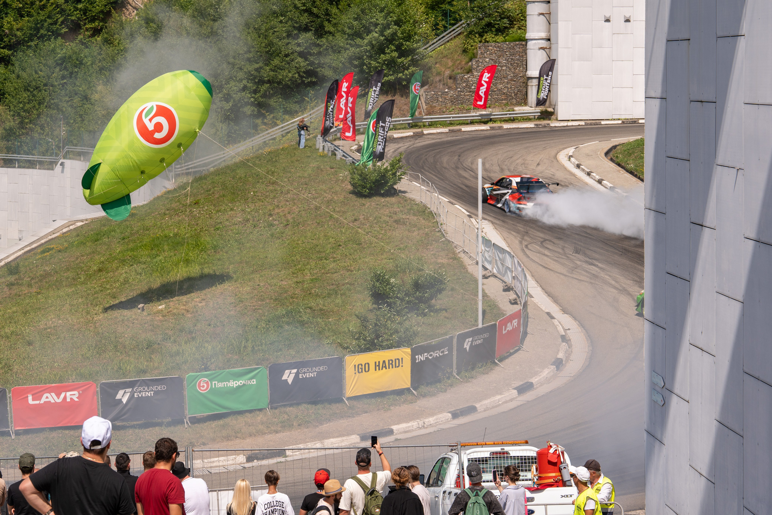 Фотоотчет партнеской интеграции для сети «Пятерочка» на фестивале «Grounded». Репортажный фотограф в Красной Поляне и Сочи Павлюченко Екатерина