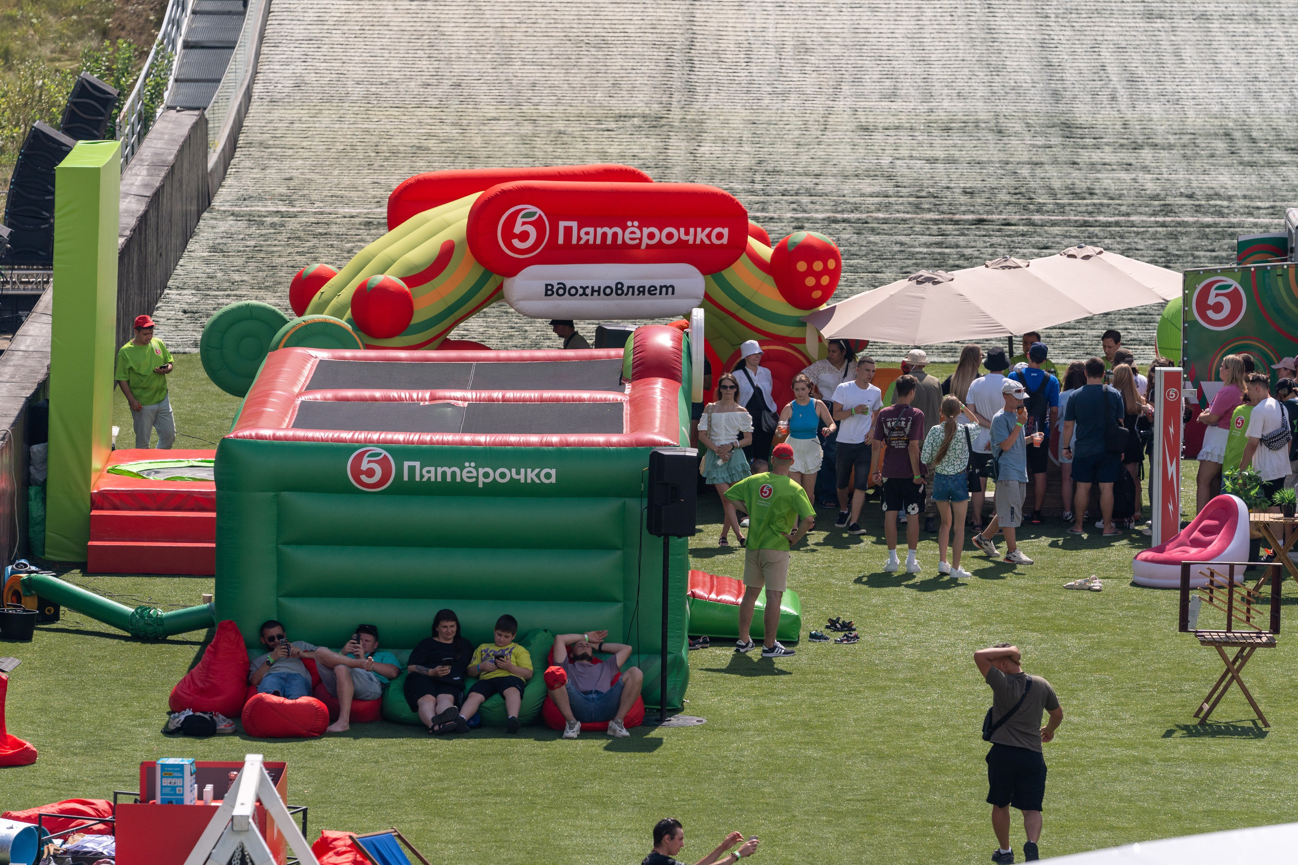 Фотоотчет партнеской интеграции для сети «Пятерочка» на фестивале «Grounded». Репортажный фотограф в Красной Поляне и Сочи Павлюченко Екатерина