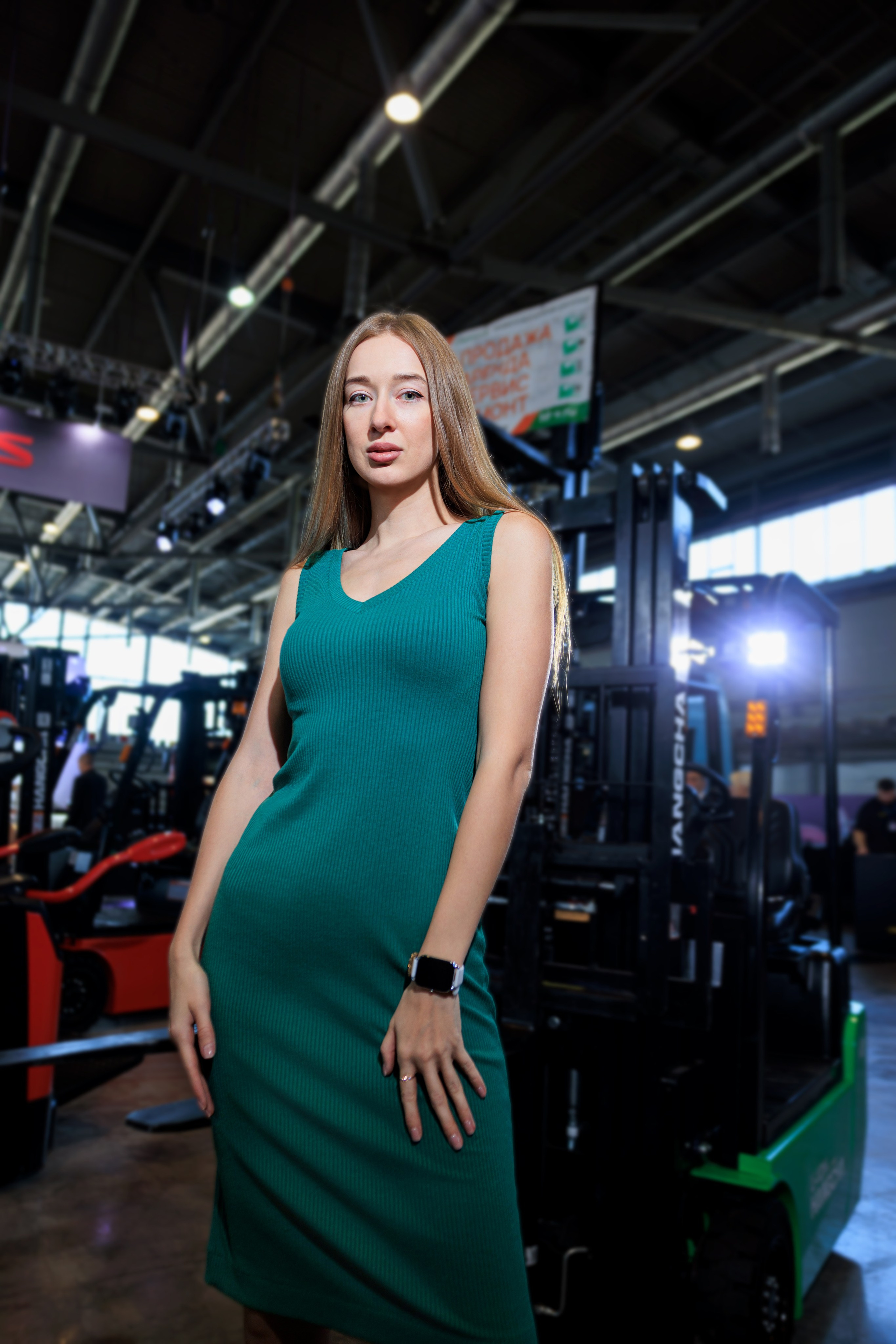 Фотограф для Модельнай съемки на строительной выставке 100+. Контент для бизнеса в Екатеринбурге Полдень Медиа