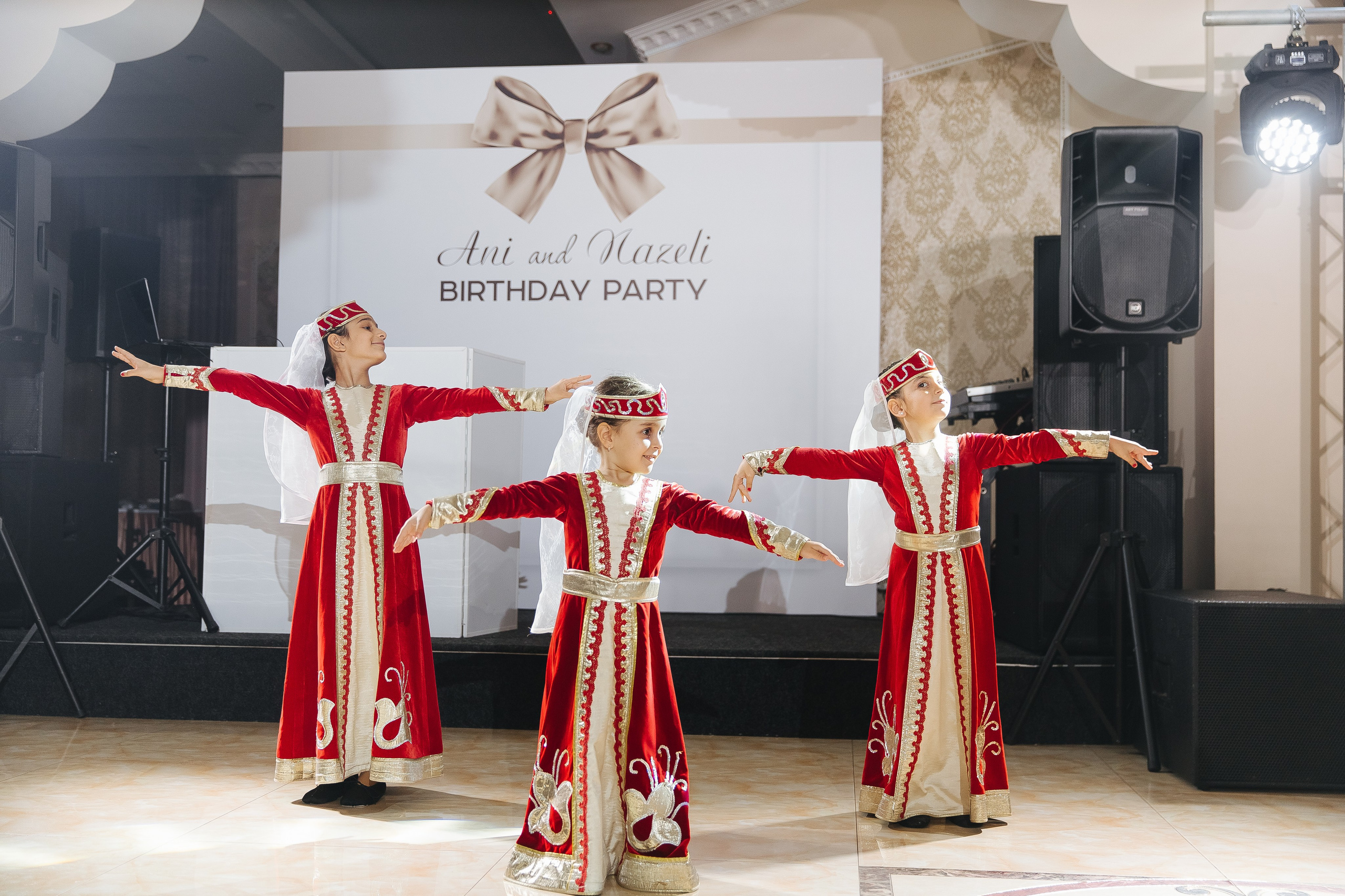 Ани и Назели. 35&5 День рождения, «Янтарь». Фотограф в Красноярске Надежда Воскресенская