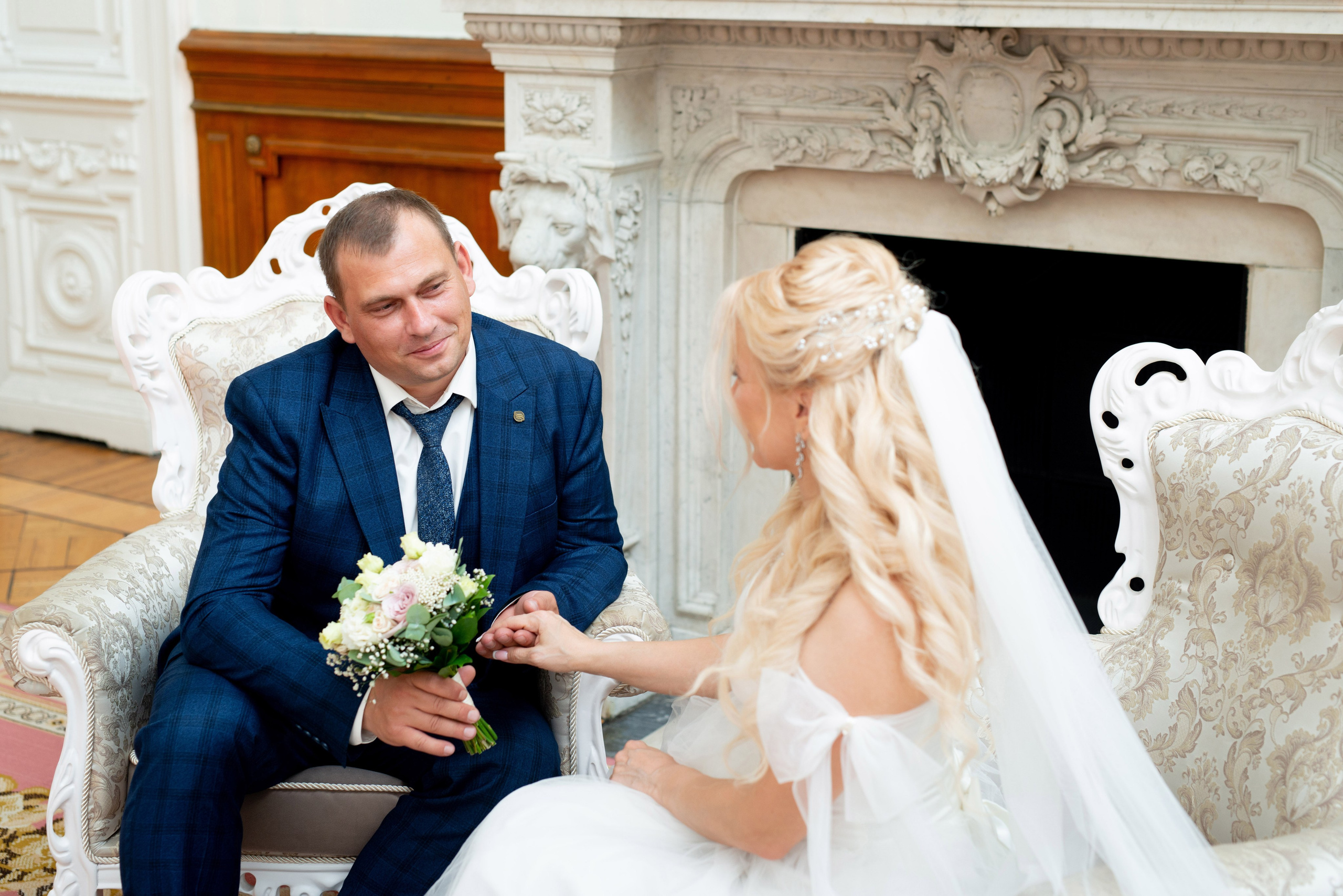 Евгения (фотосессия с малиновым chevrolet camaro, в сирени в Пушкине в Екатерининском парке). Портретный, семейный и свадебный фотограф в Санкт-Петербурге и в Пушкине Ширяев Денис