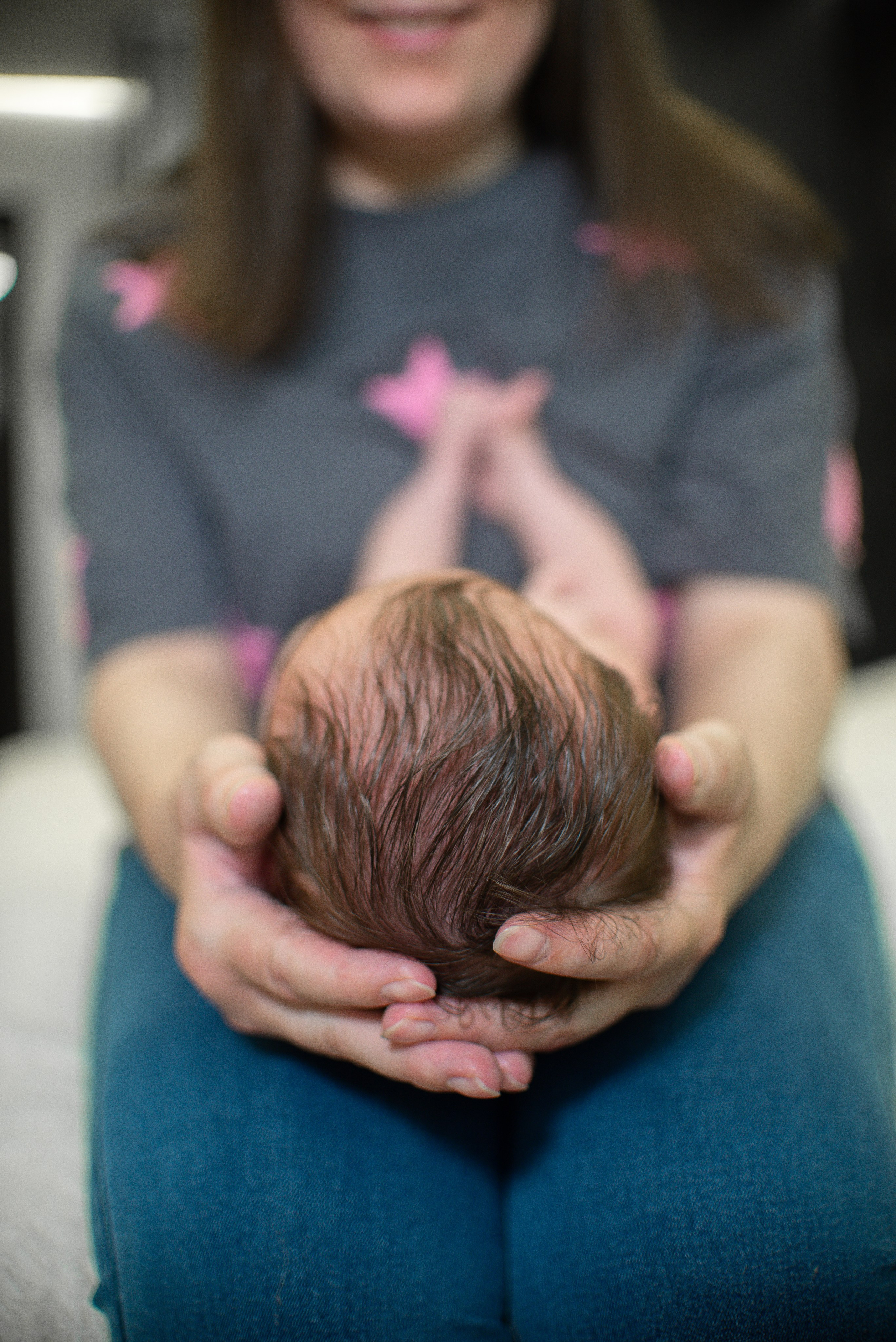 Крошка Манэ дома с родителями. Семейный фотограф на выписку из роддома и крещение Минск Настя Гришук