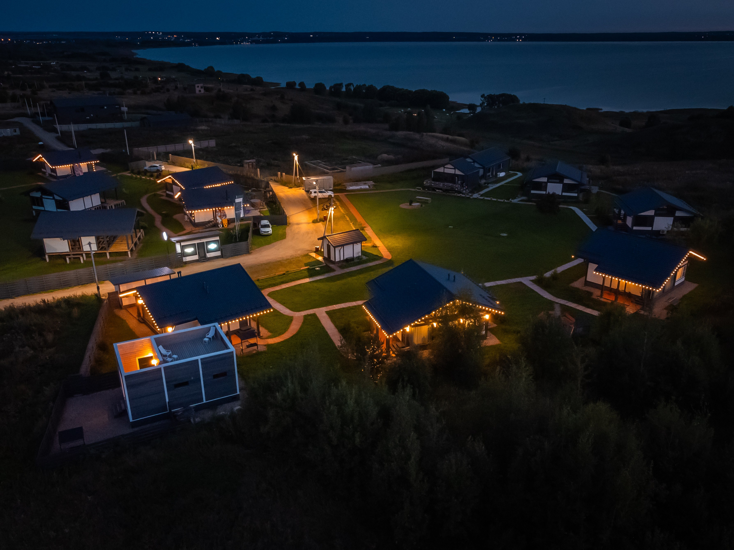 Переславль - Залесский, Загородный клуб "ОЗЕРО", Плещеево озеро, крестова гора, небо, трава, лето, ночь, дом