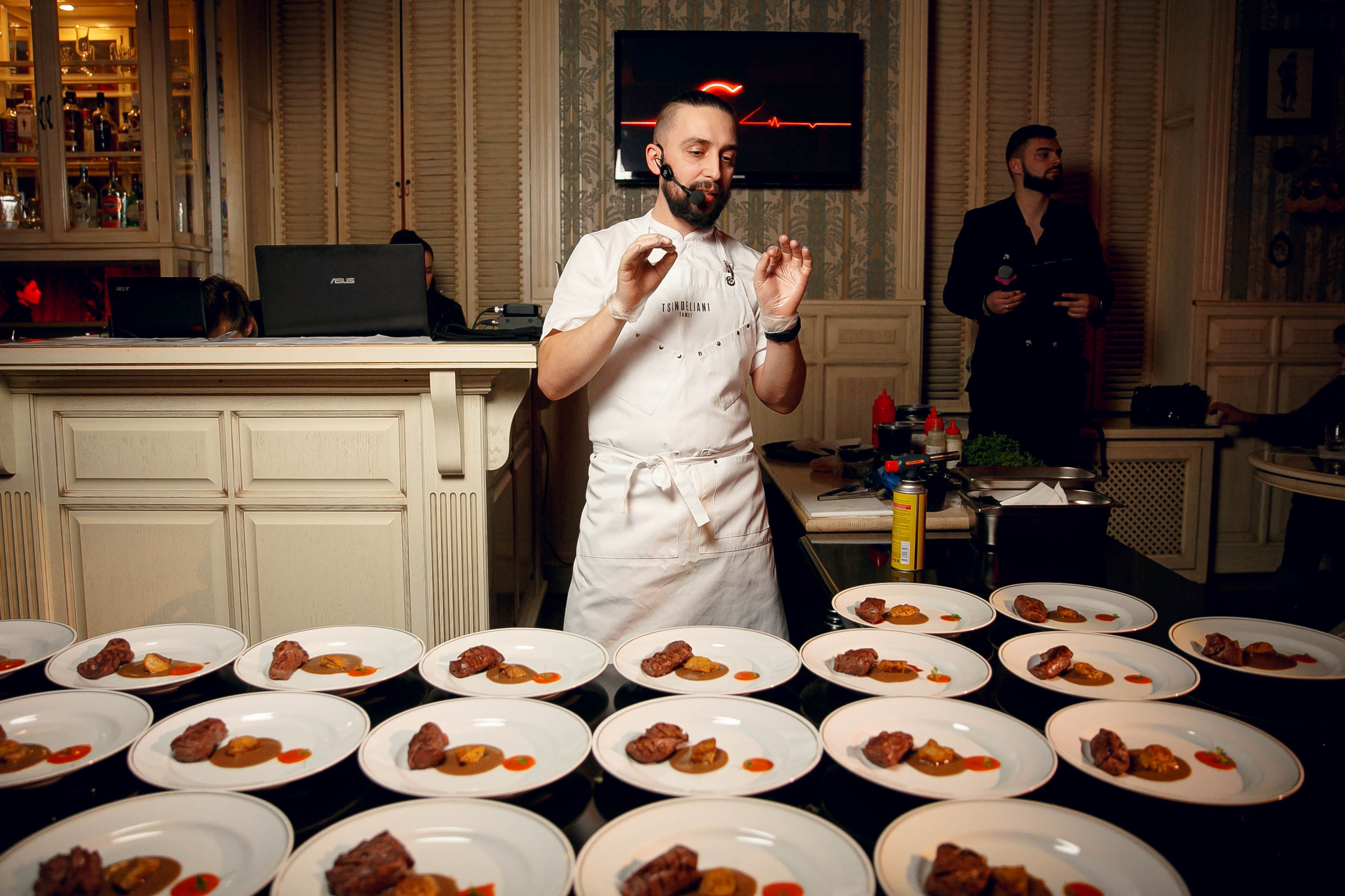 Гастроужин в «Дом культуры и отдыха». Ваш репортажный фотограф Артемий Антонов