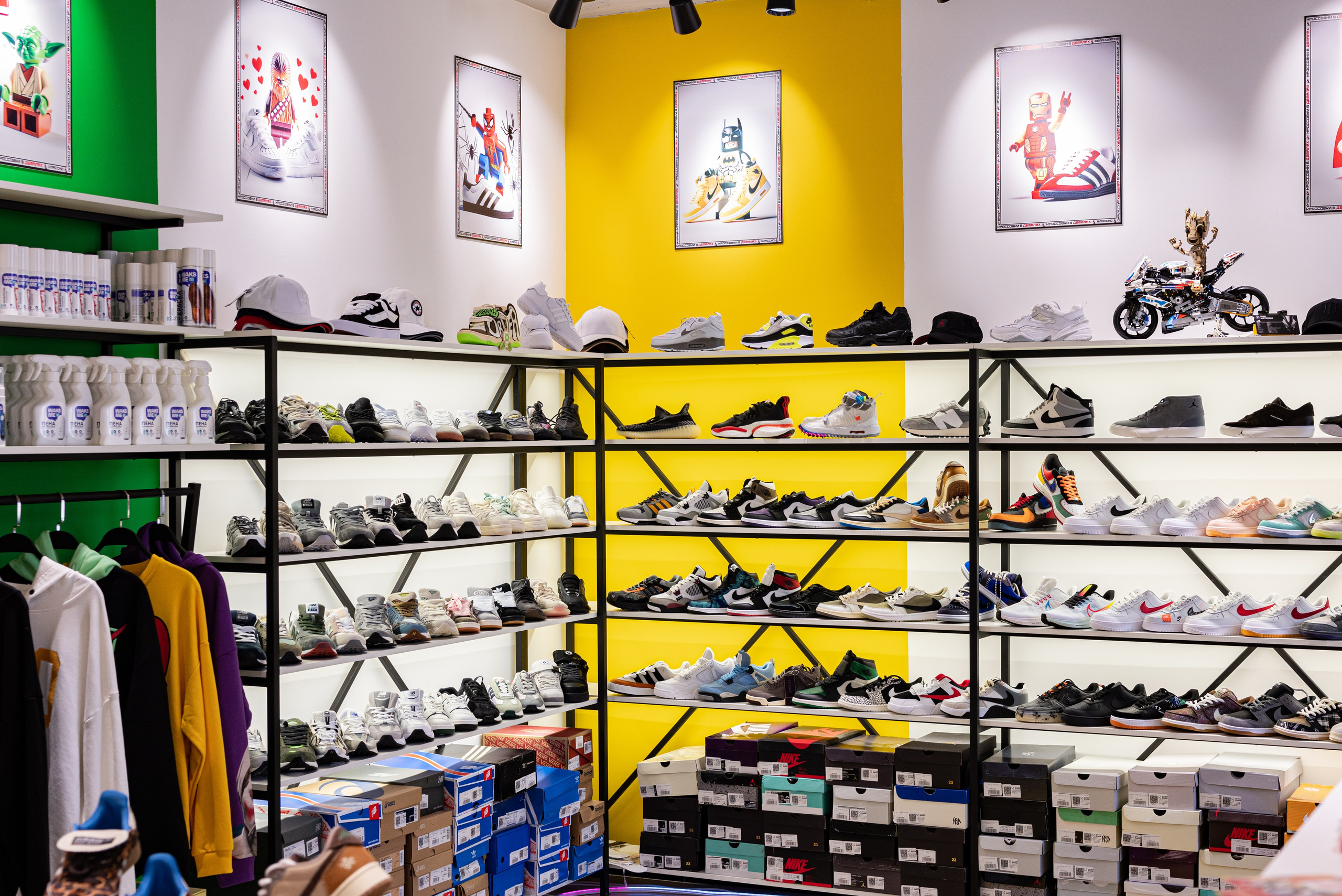 Интерьер. Магазин кроссовок. Предметный фотограф, фото для маркетплейсов Пятигорск, КМВ