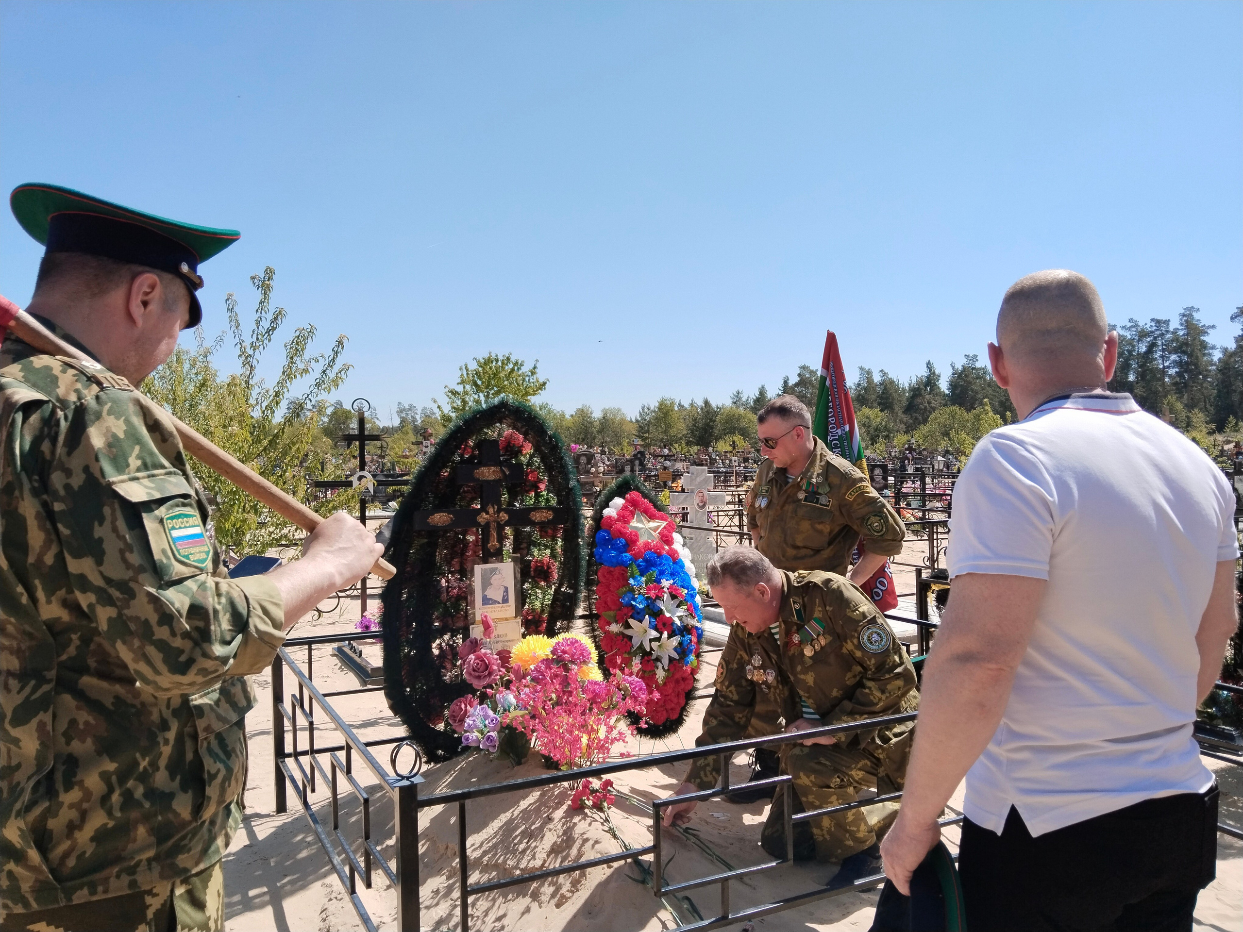 Благоустройство мест захоронений земляков кинологов, с возложением венков. НРОО КЦ "Собаковод"