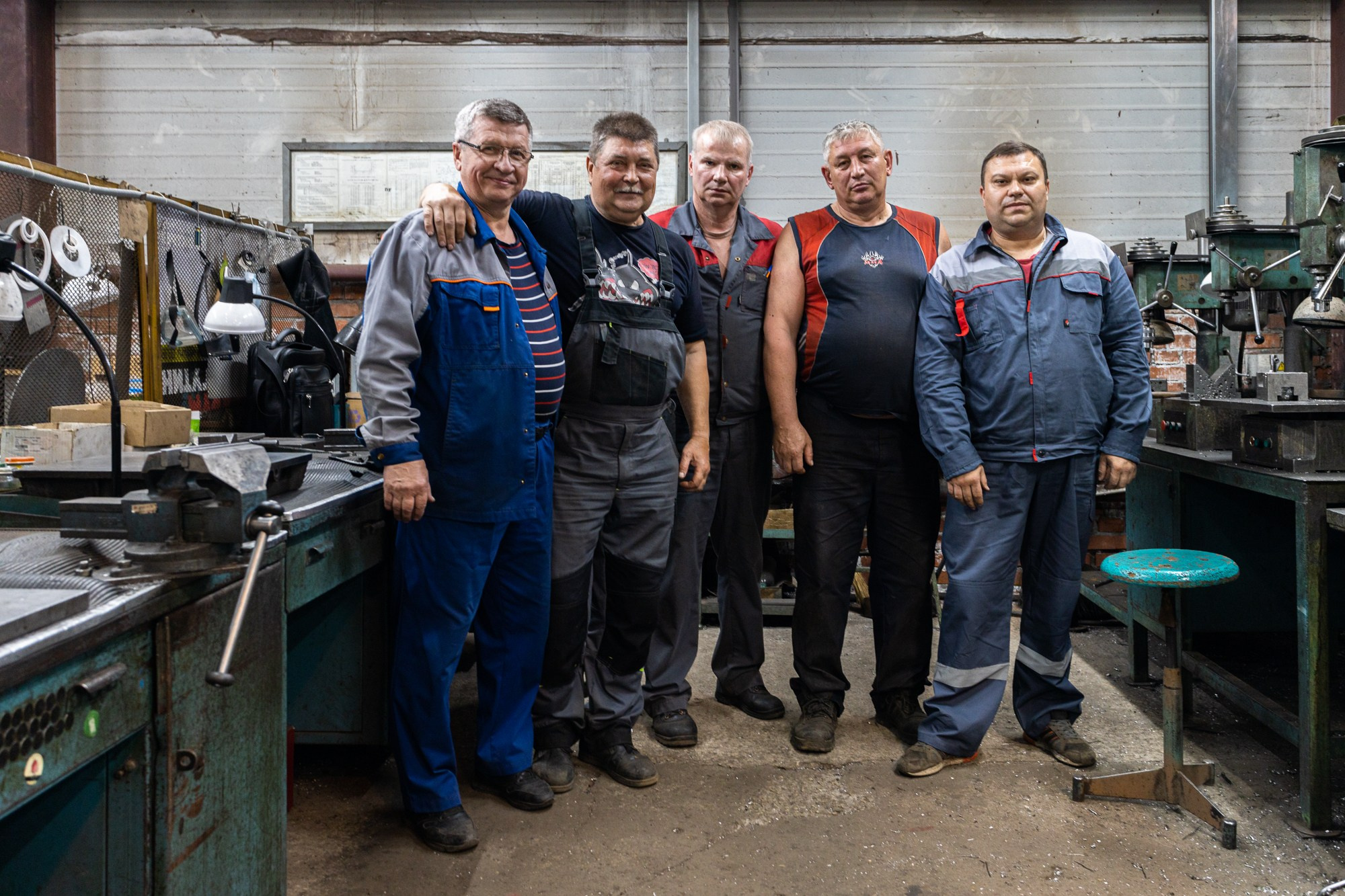 "Промышленная фотосъёмка сотрудников на фоне автоматизированной линии"