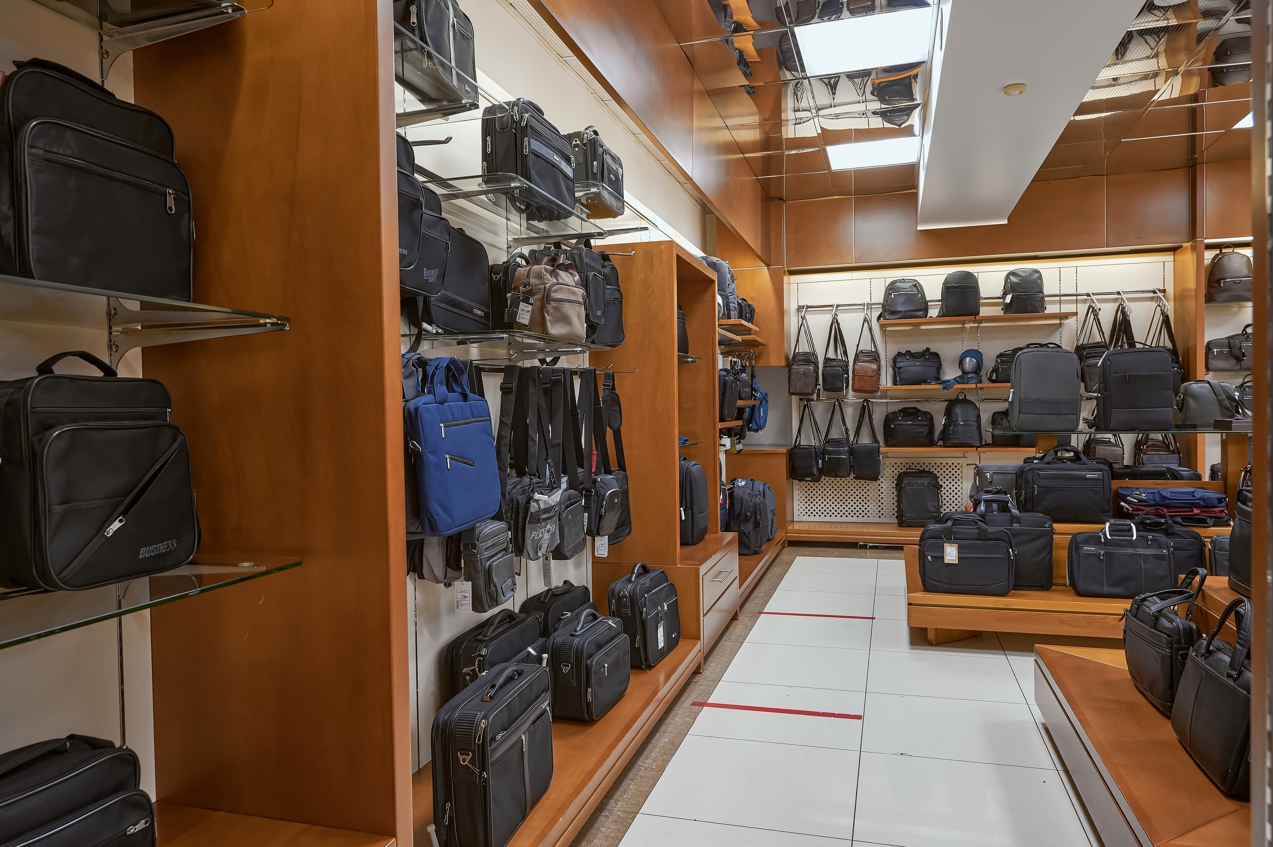 Портфолио по интерьерной и экстерьерной фотосъёмки: Мир Сумок — Правый берег. Фотограф Яковлев Роман — Красноярск