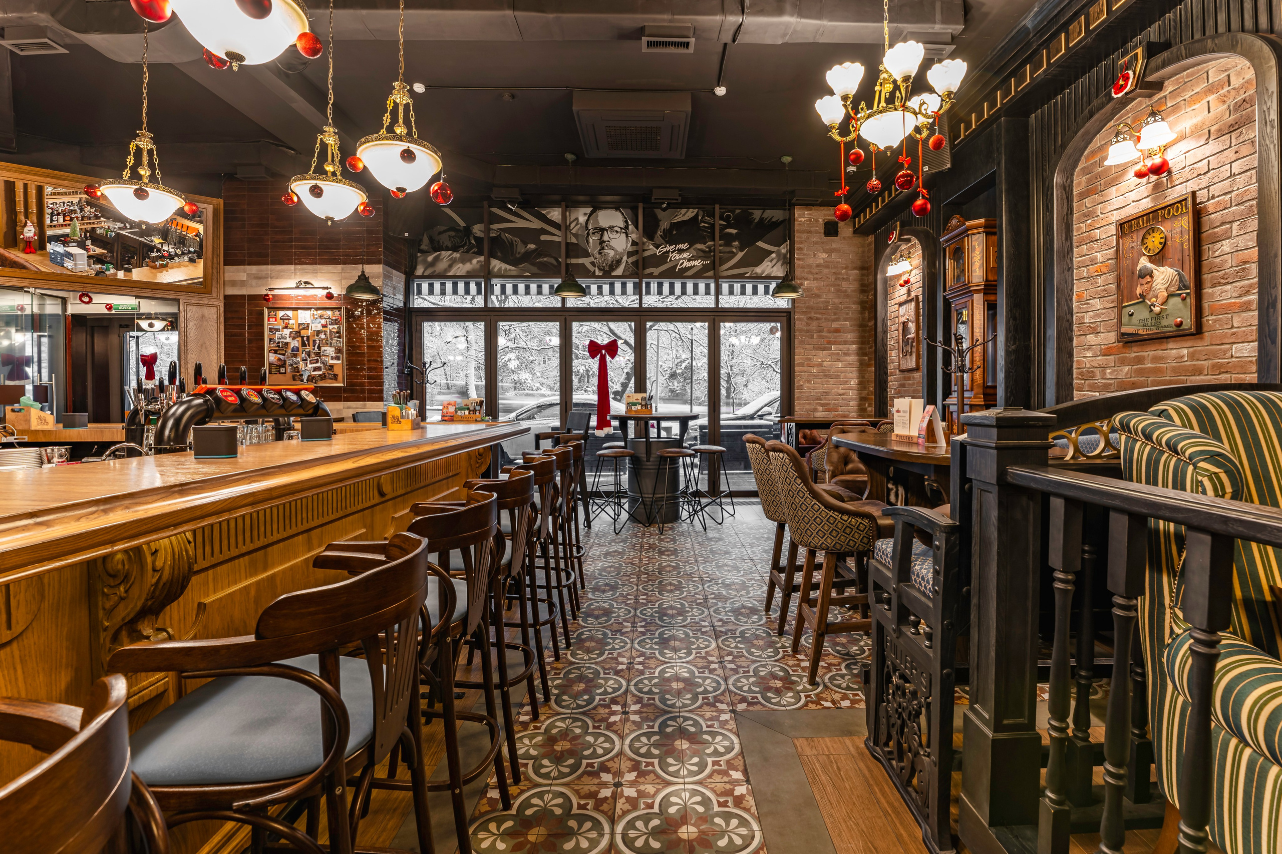 Алматы, Fuller's Izumrud — небольшой уютный паб в тихом районе, декабрь 2025. Интерьерный фотограф Алматы