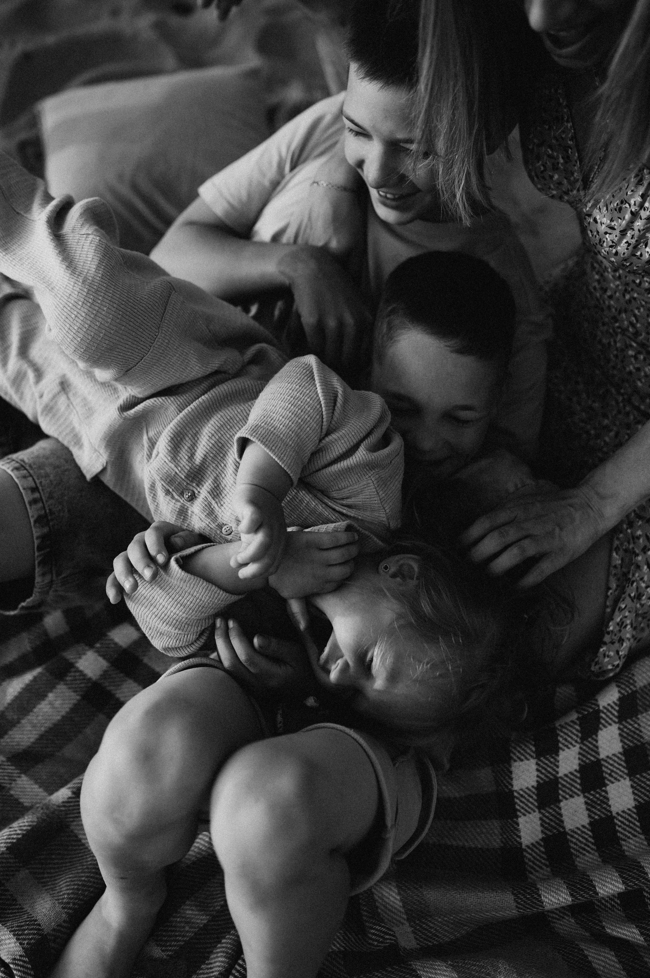 Василий, Анна, Макс, Захар, Тая и Кекс. Семейный фотограф в Новосибирске Женя Индрикова