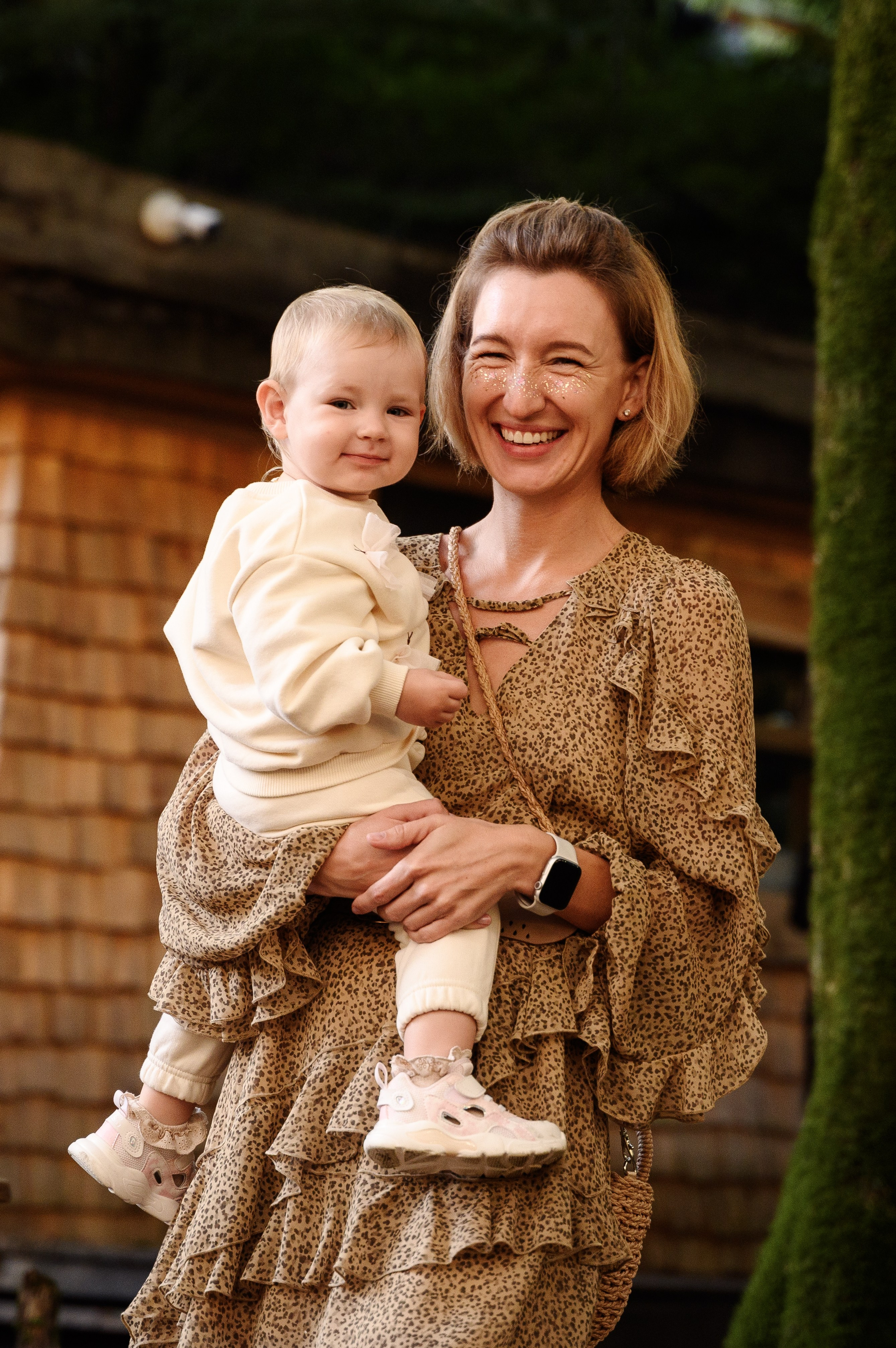 Мама с ребёнком идёт улыбается на снимок который фотограф в Сочи сделал и они выглядят очень счастливыми