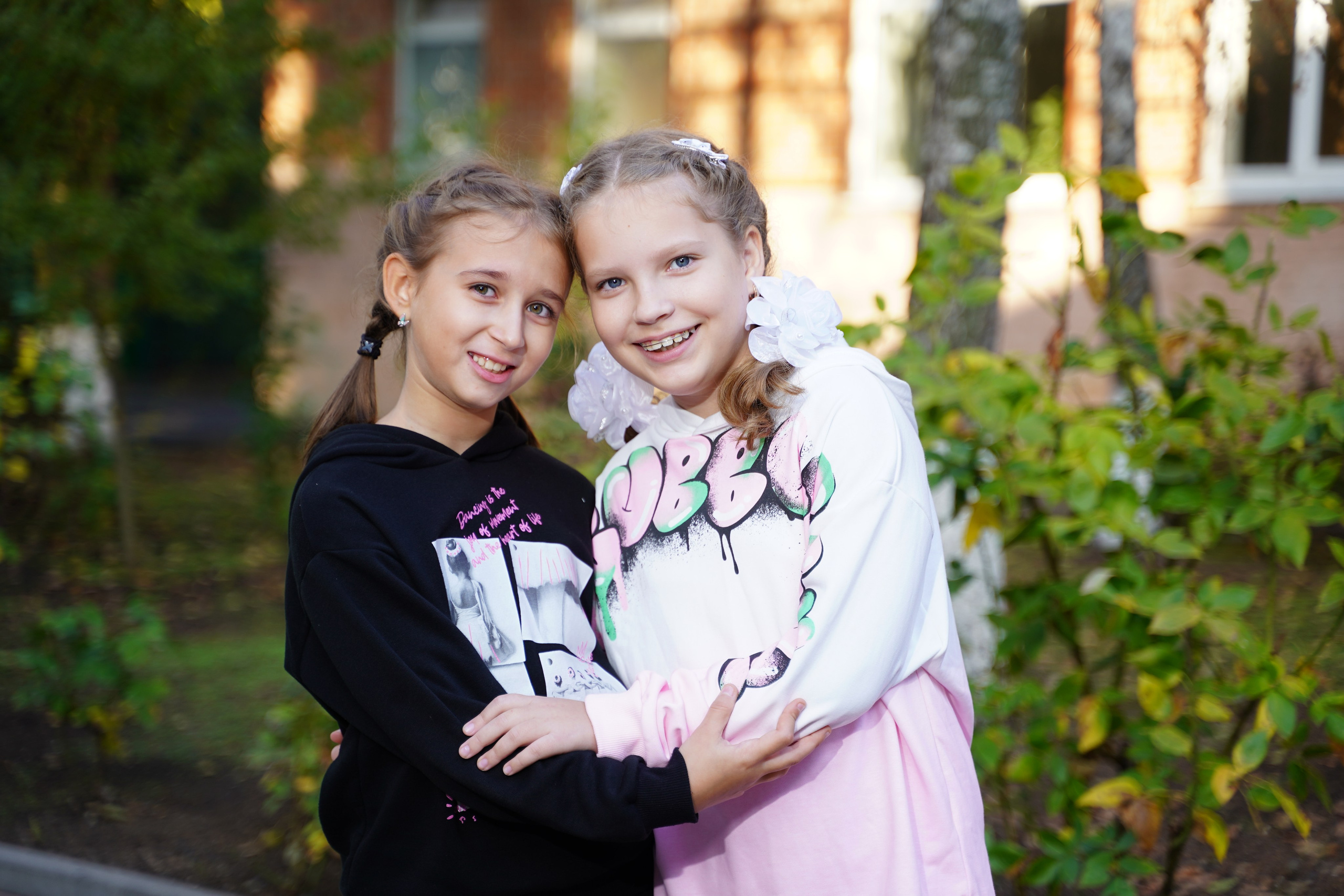 Фото с другом. MEMENTO.Выпускные альбомы, школьные, юбилейные и другие книги. Ростов-на-Дону