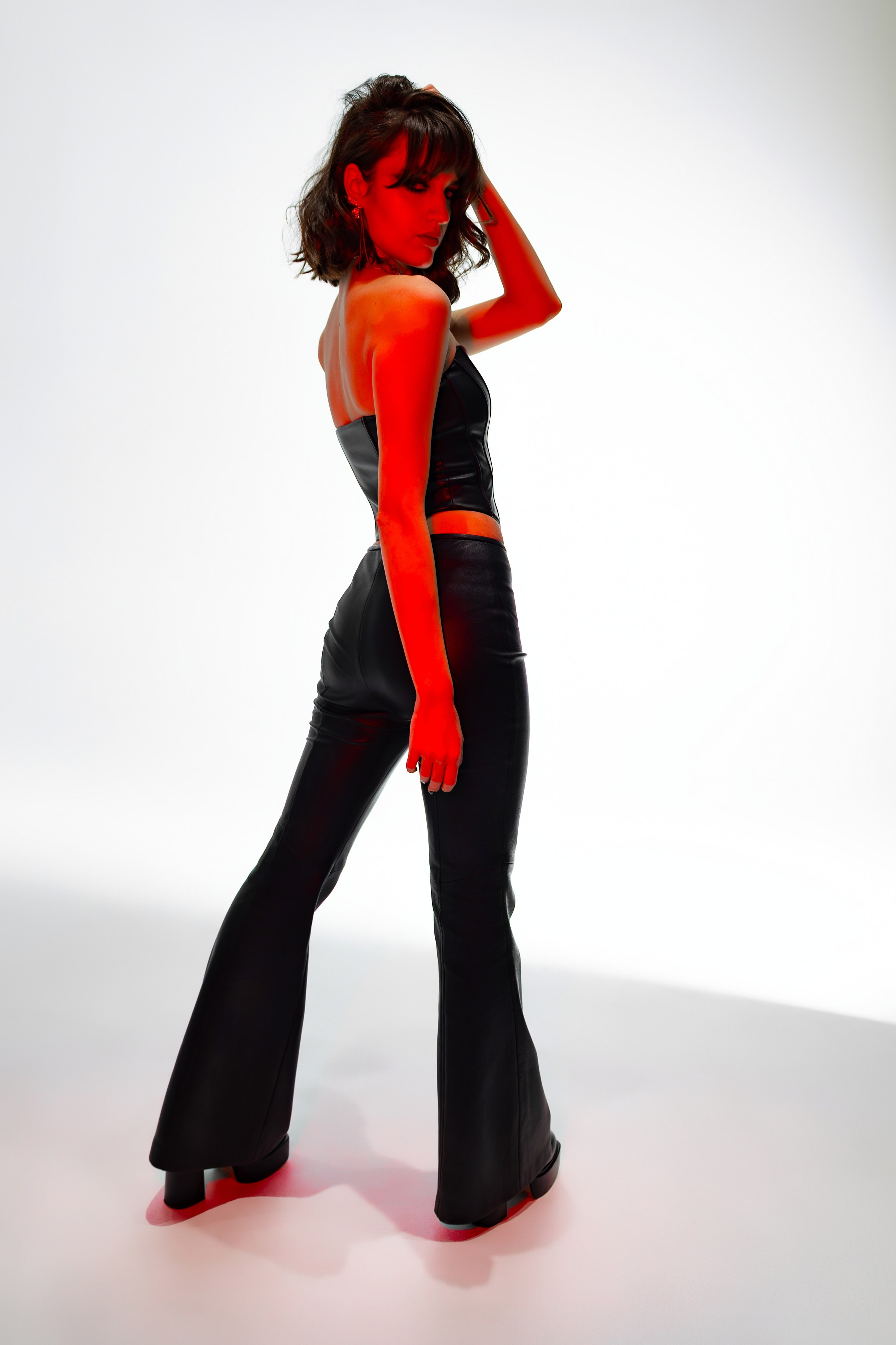 цветной свет фотостудия, женский портрет, каталожка, красный свет, вампирская съёмка