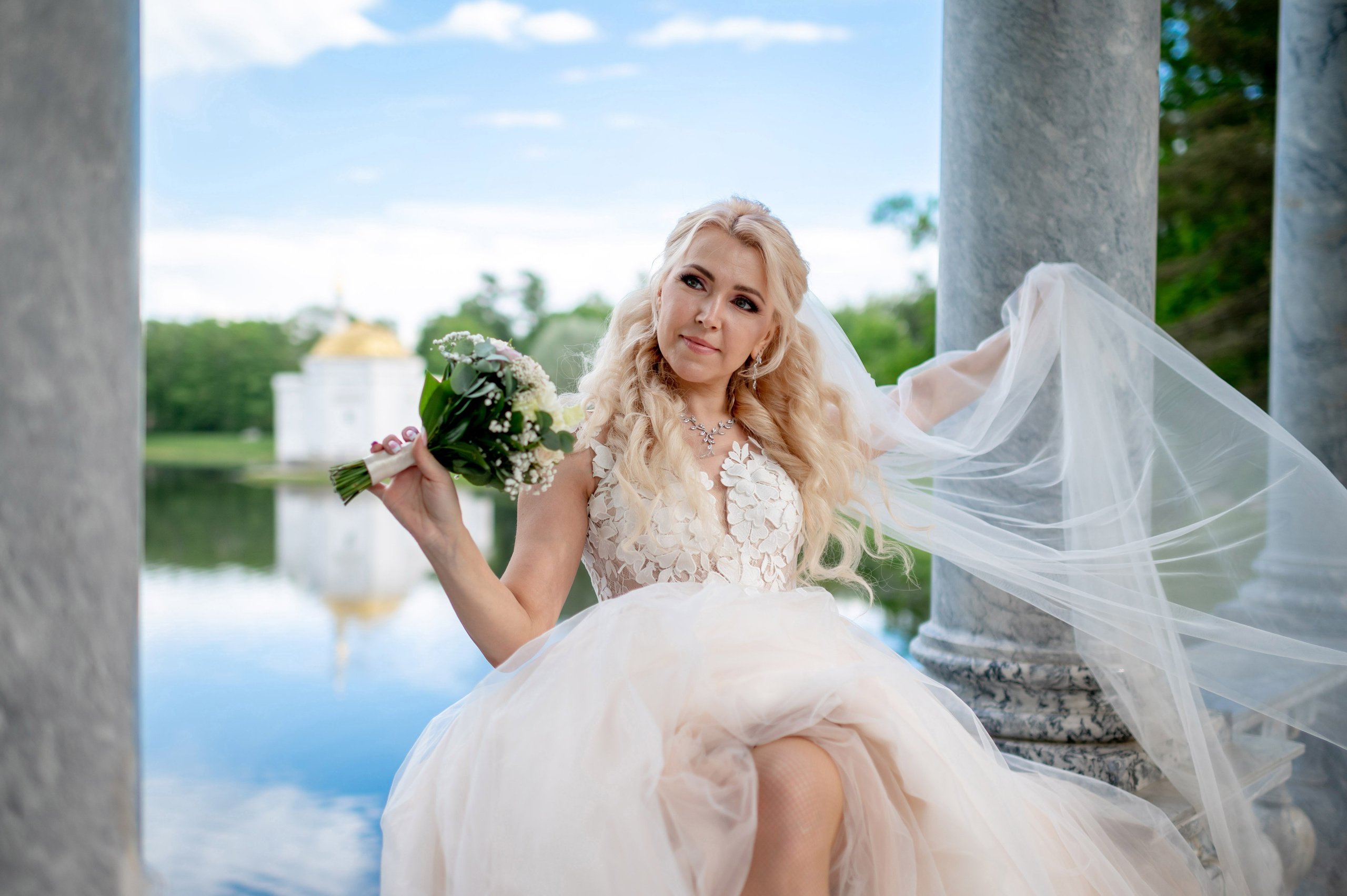 Евгения (фотосессия с малиновым chevrolet camaro, в сирени в Пушкине в Екатерининском парке). Портретный, семейный и свадебный фотограф в Санкт-Петербурге и в Пушкине Ширяев Денис