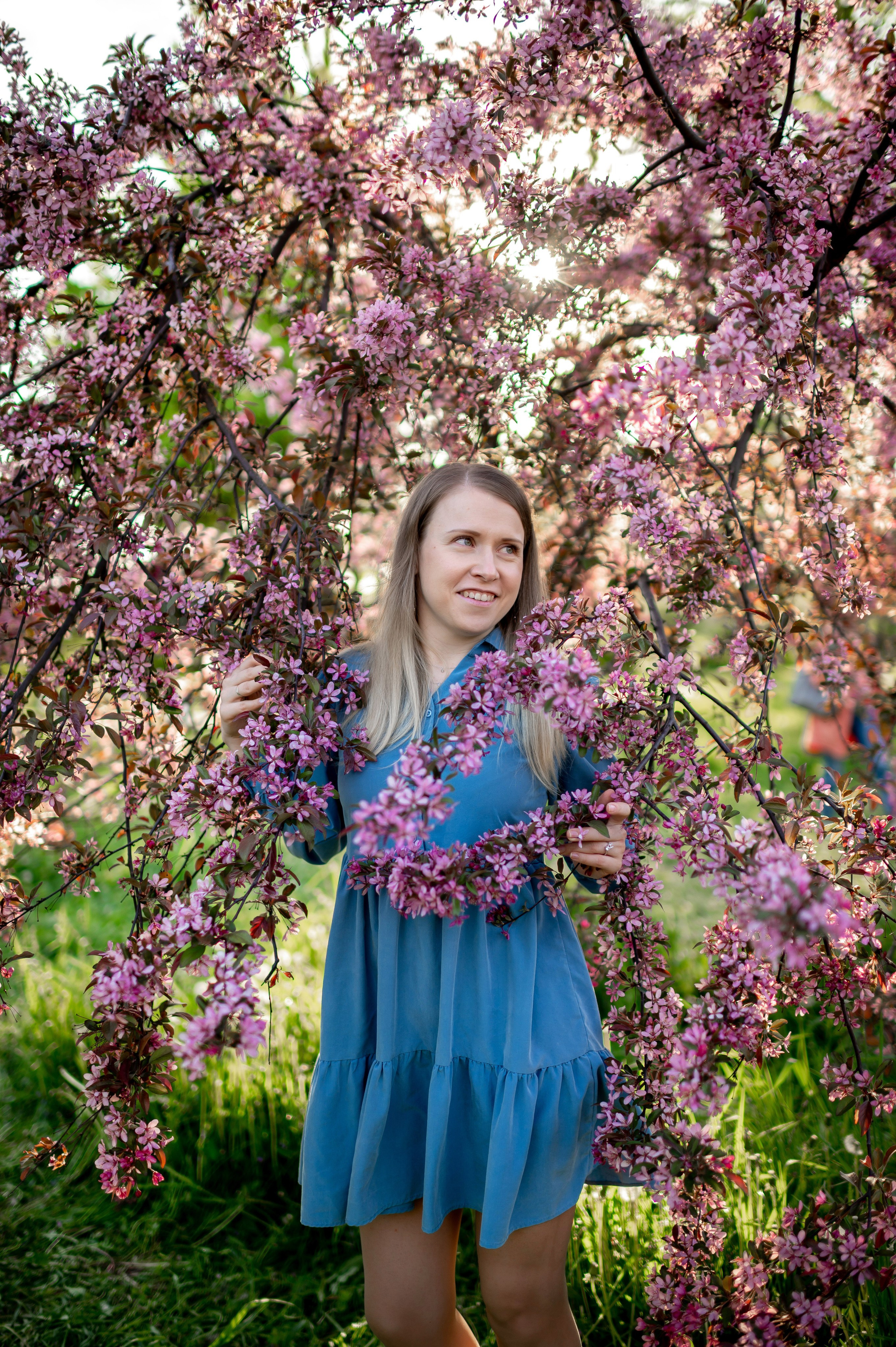 Ника и родители в розовых яблонях. Портретный, семейный и свадебный фотограф в Санкт-Петербурге и в Пушкине Ширяев Денис