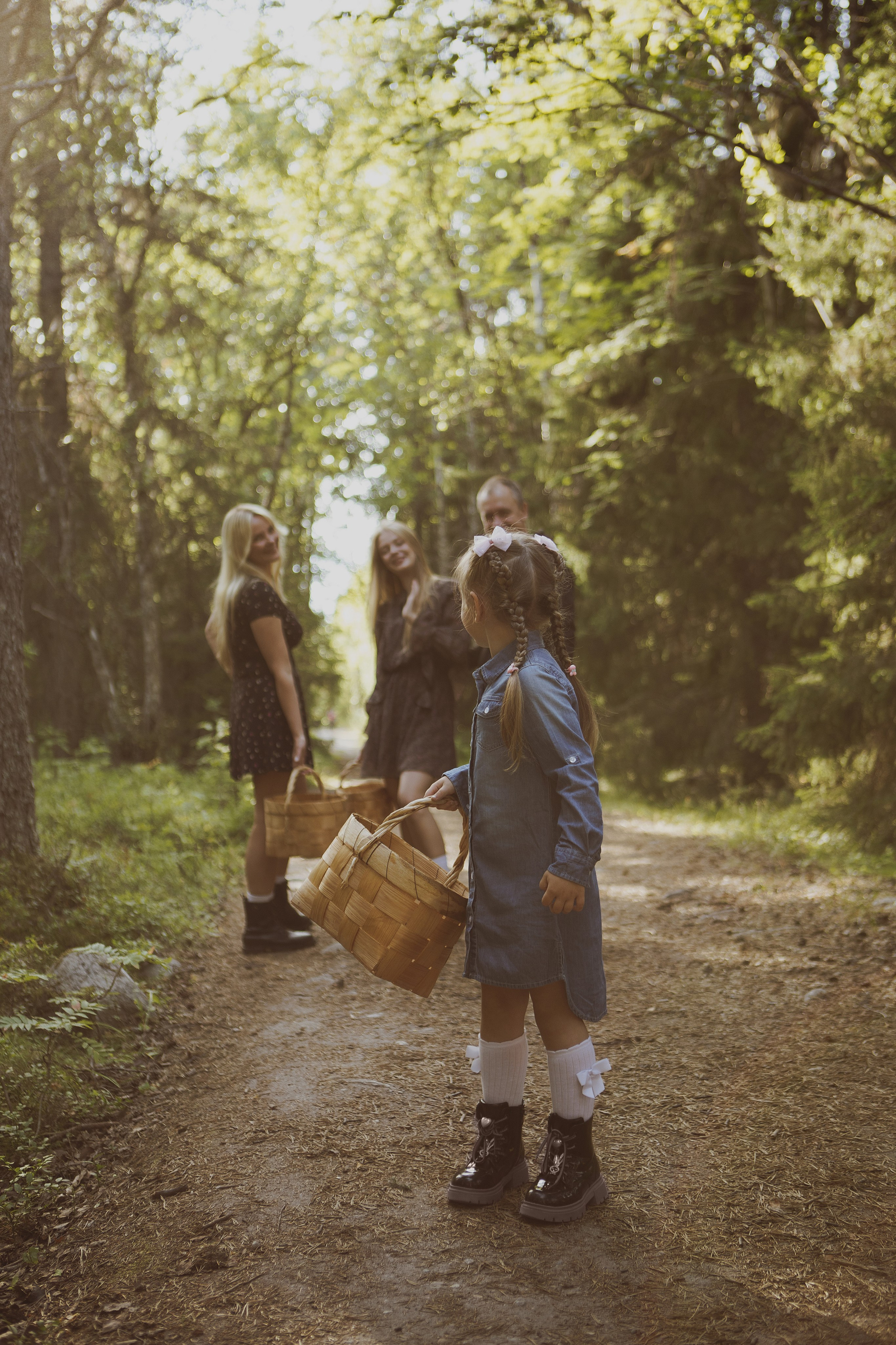 Семейная фотосессия в лесу. Фотограф в Москве Таша Логинова