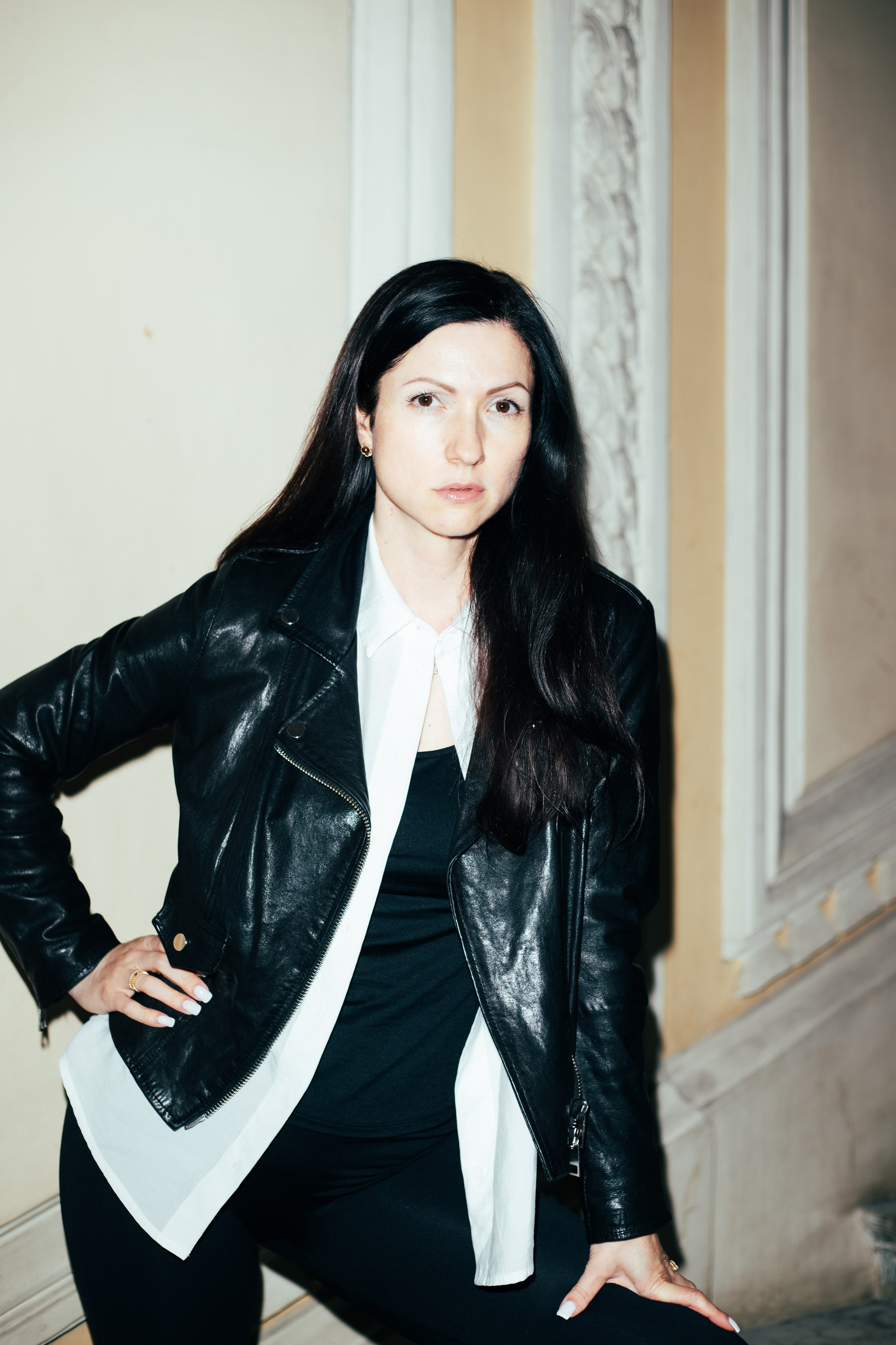 Съемка Александры в Питерской парадной. Портретный Фотограф в Санкт-Петербурге Кира Орехова