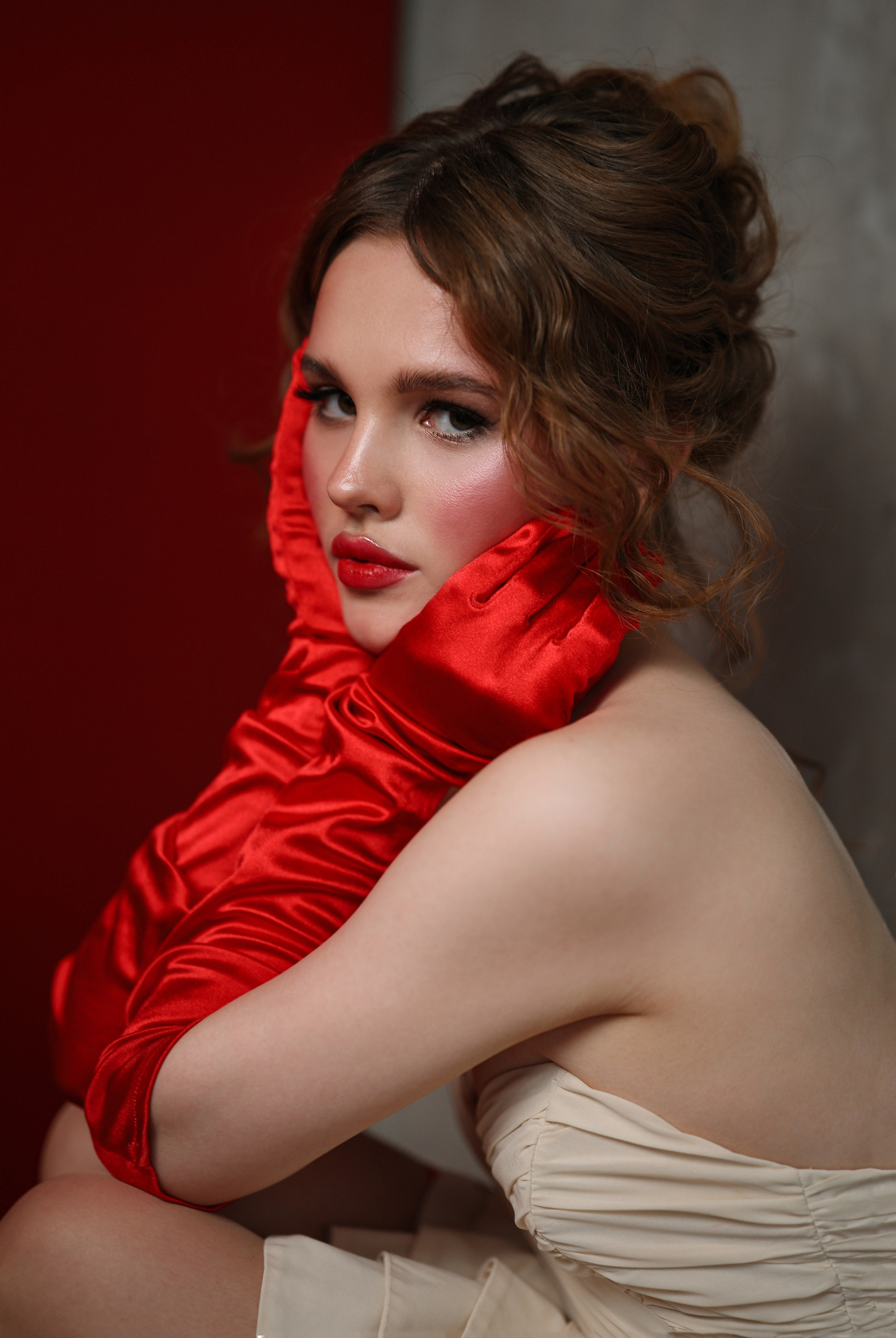 фотосессия с красными перчатками