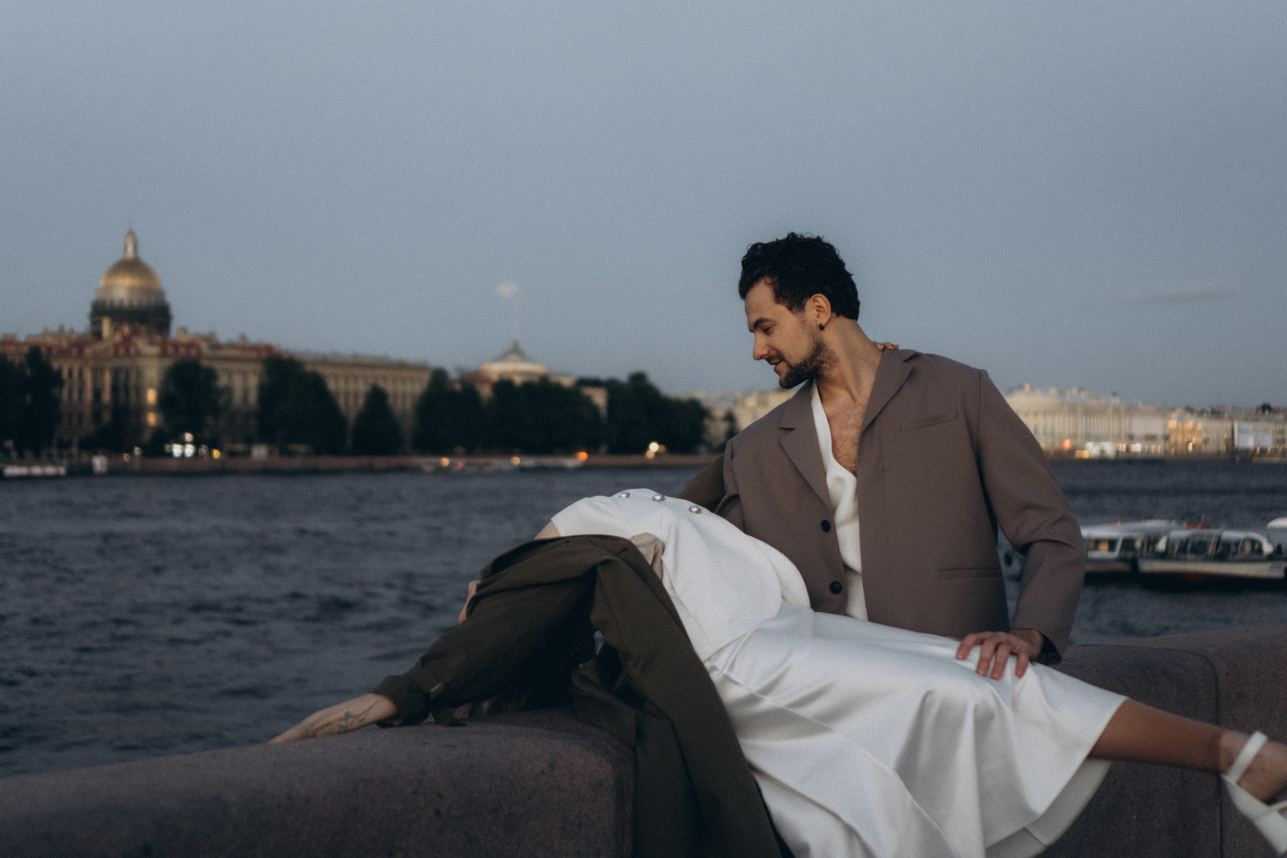 СВАДЕБНАЯ СЬЕМКА ПАРЫ НА РАССВЕТЕ В БЕЛЫЕ НОЧИ И ПРОГУЛКА С РАЗВОДНЫМИ МОСТАМИ И ПИКНИК ВОЗЛЕ ИСАКИЕВСКОГО СОБОРА. Профессиональный фотограф, Санкт-Петербург — Виктория Богомолова