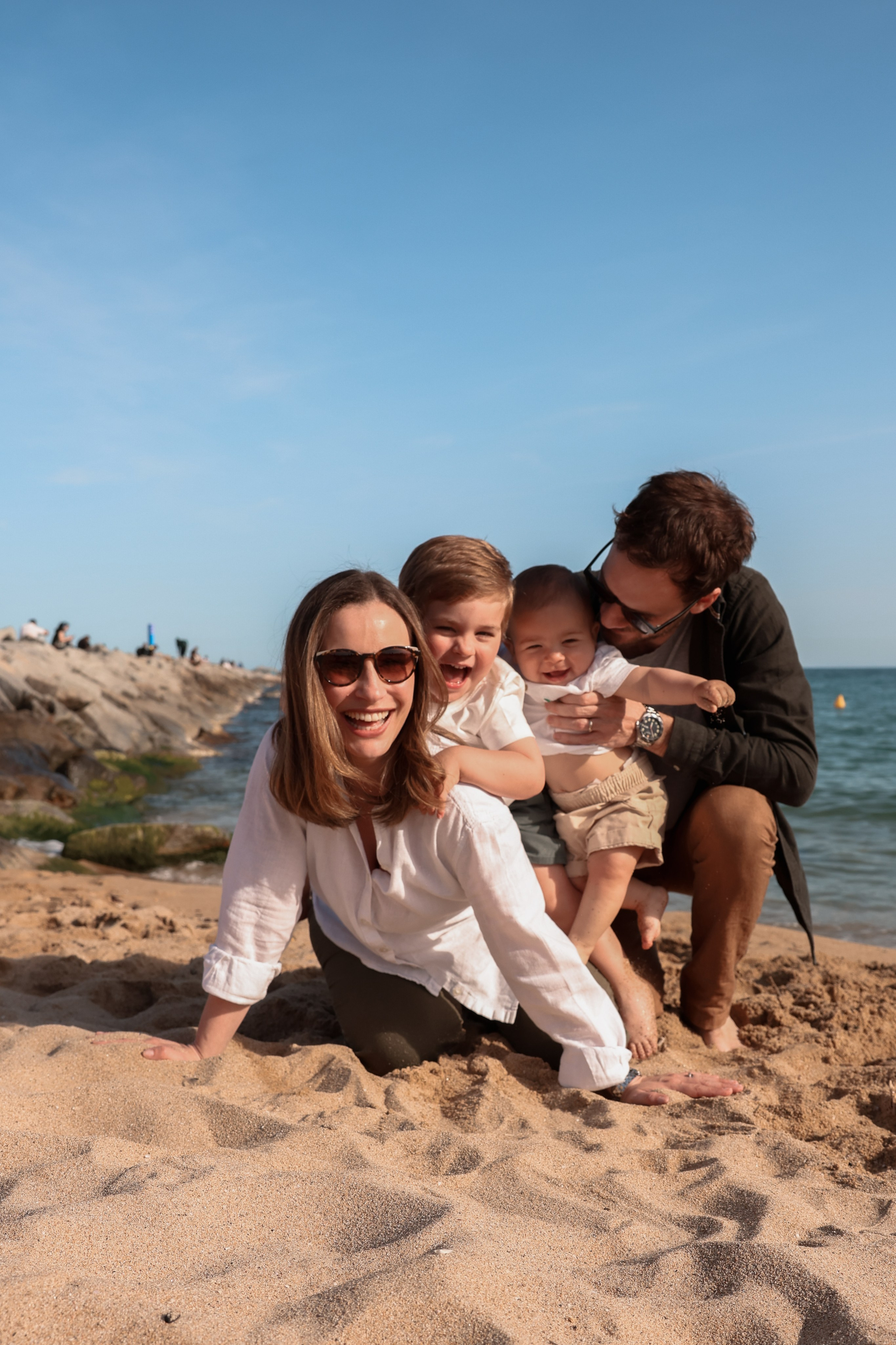 Family pizza at the sea. Natalia Zhuravleva|family, newborn, maternity photographer in Barcelona