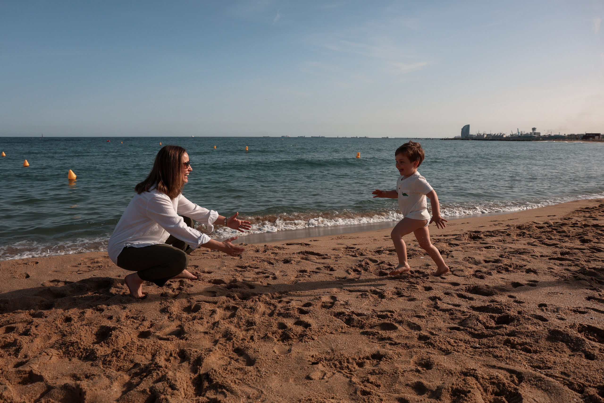 Family pizza at the sea. Natalia Zhuravleva|family, newborn, maternity photographer in Barcelona