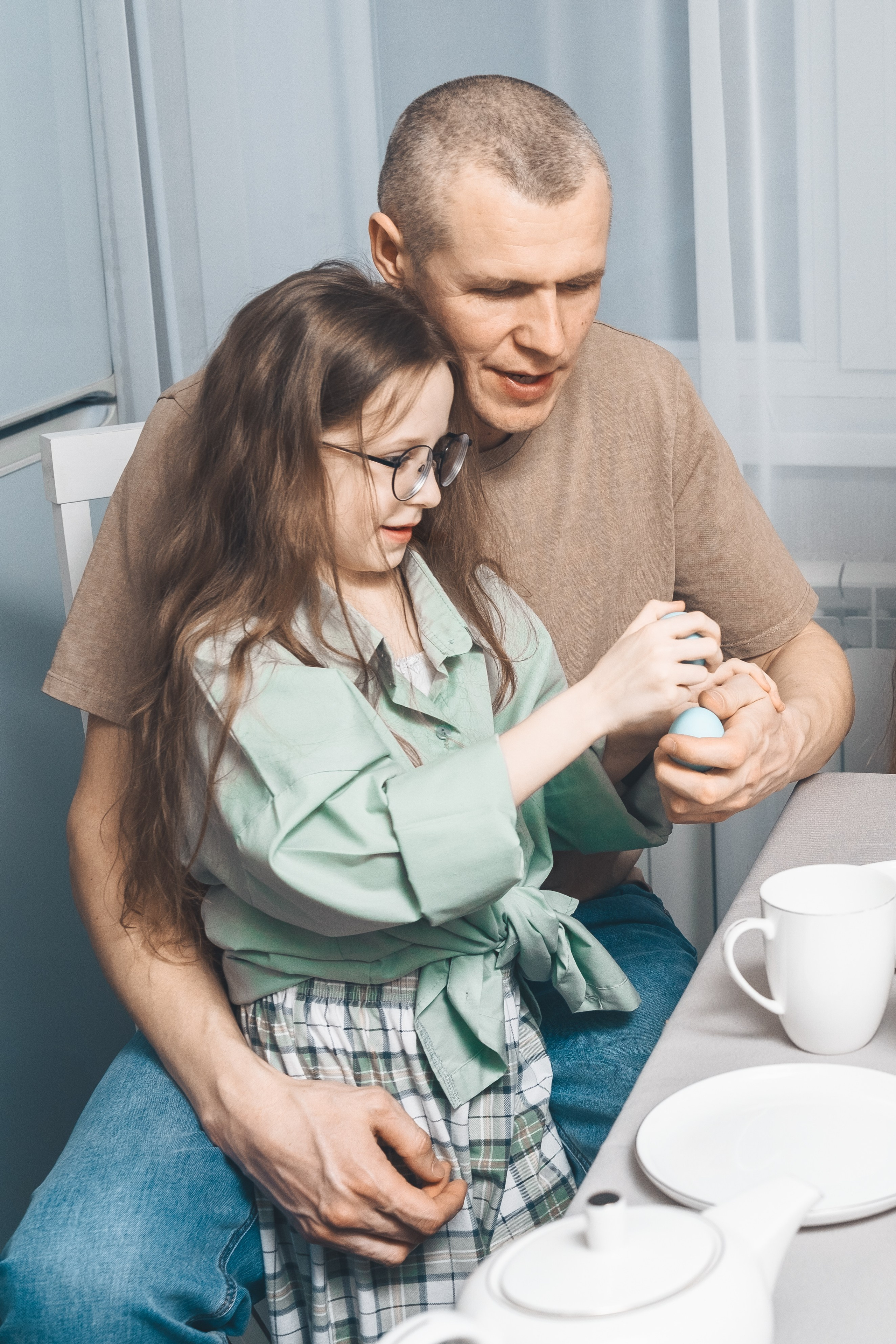 Папа и дочка за пасхальным завтраком дома