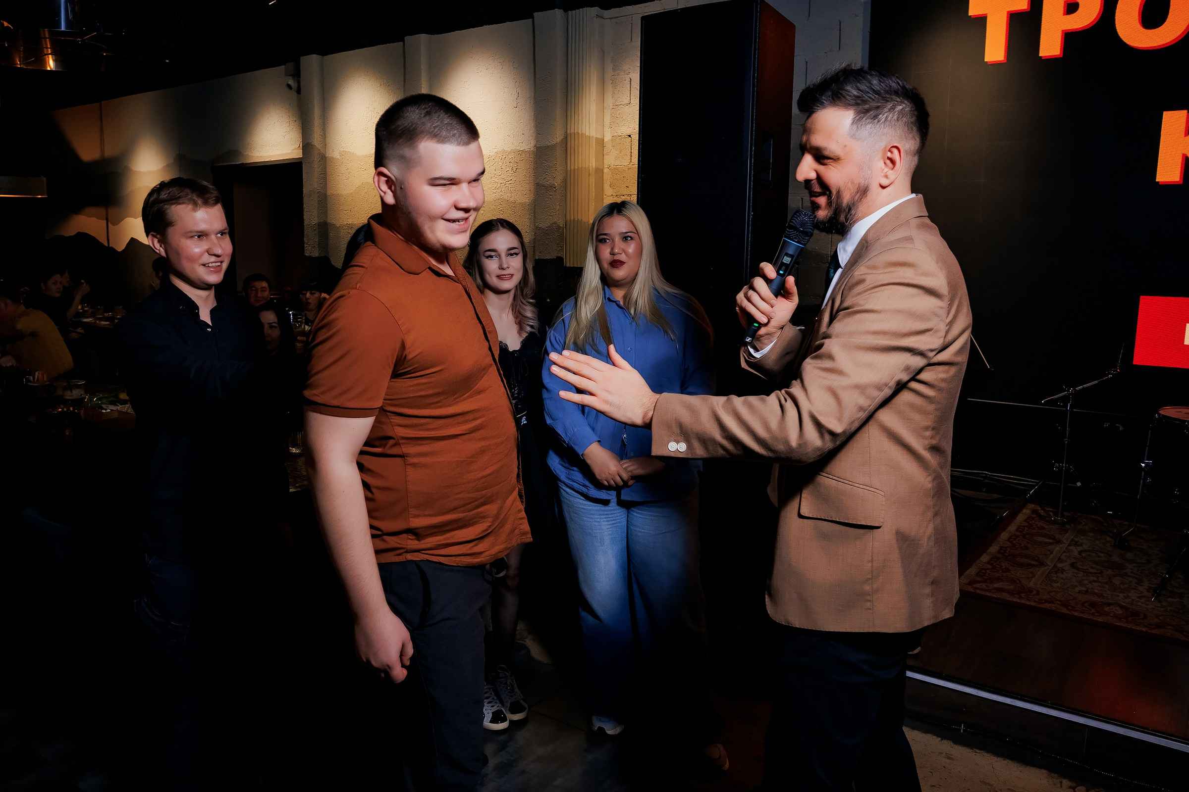8 марта-Chechil ТРК Forum. Репортажный фотограф в Алматы Каюпов Сержан