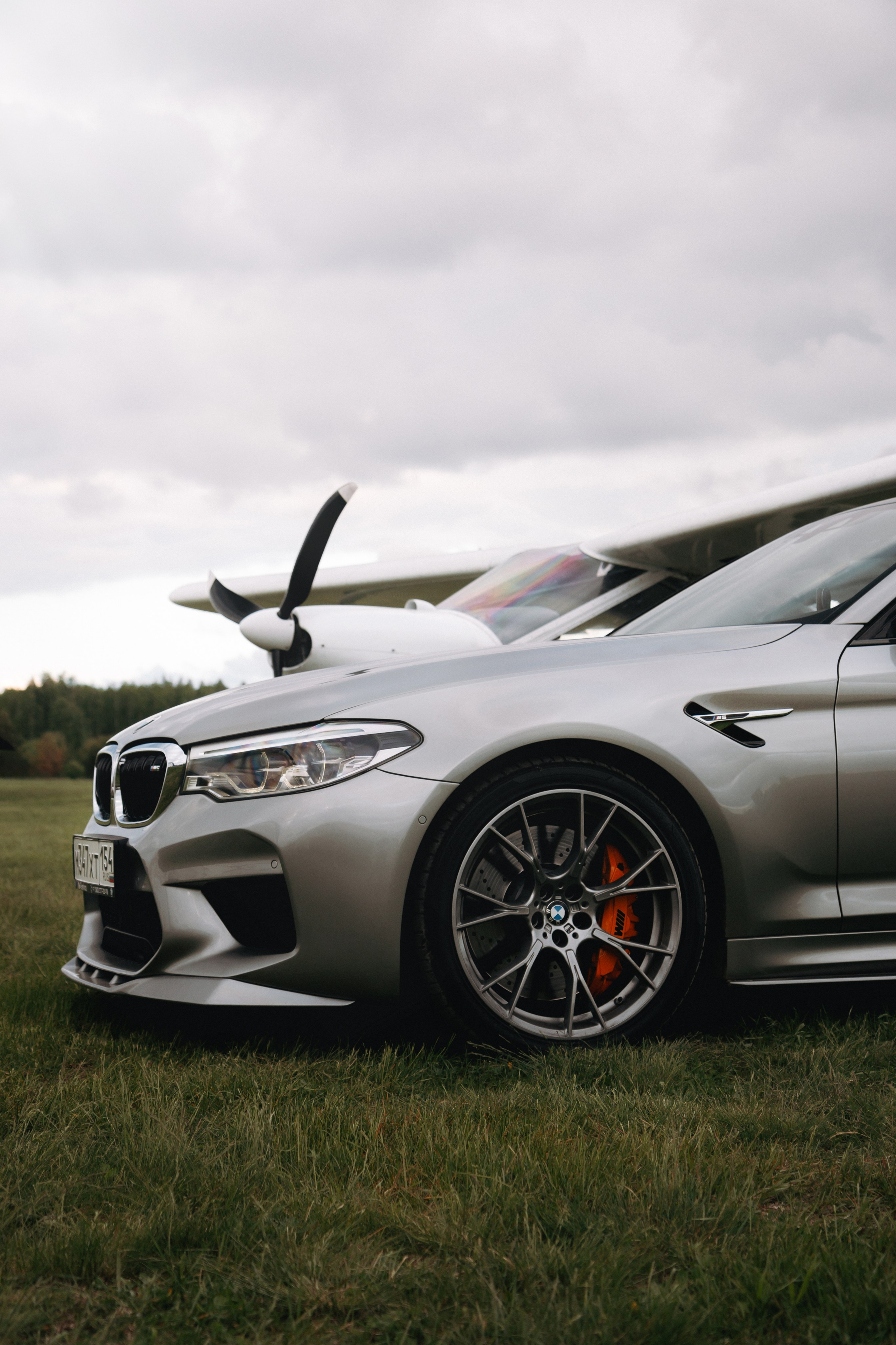 BMW M5 with plane. Автомобильный фотограф и видеограф в Новосибирске|Александра Косухина