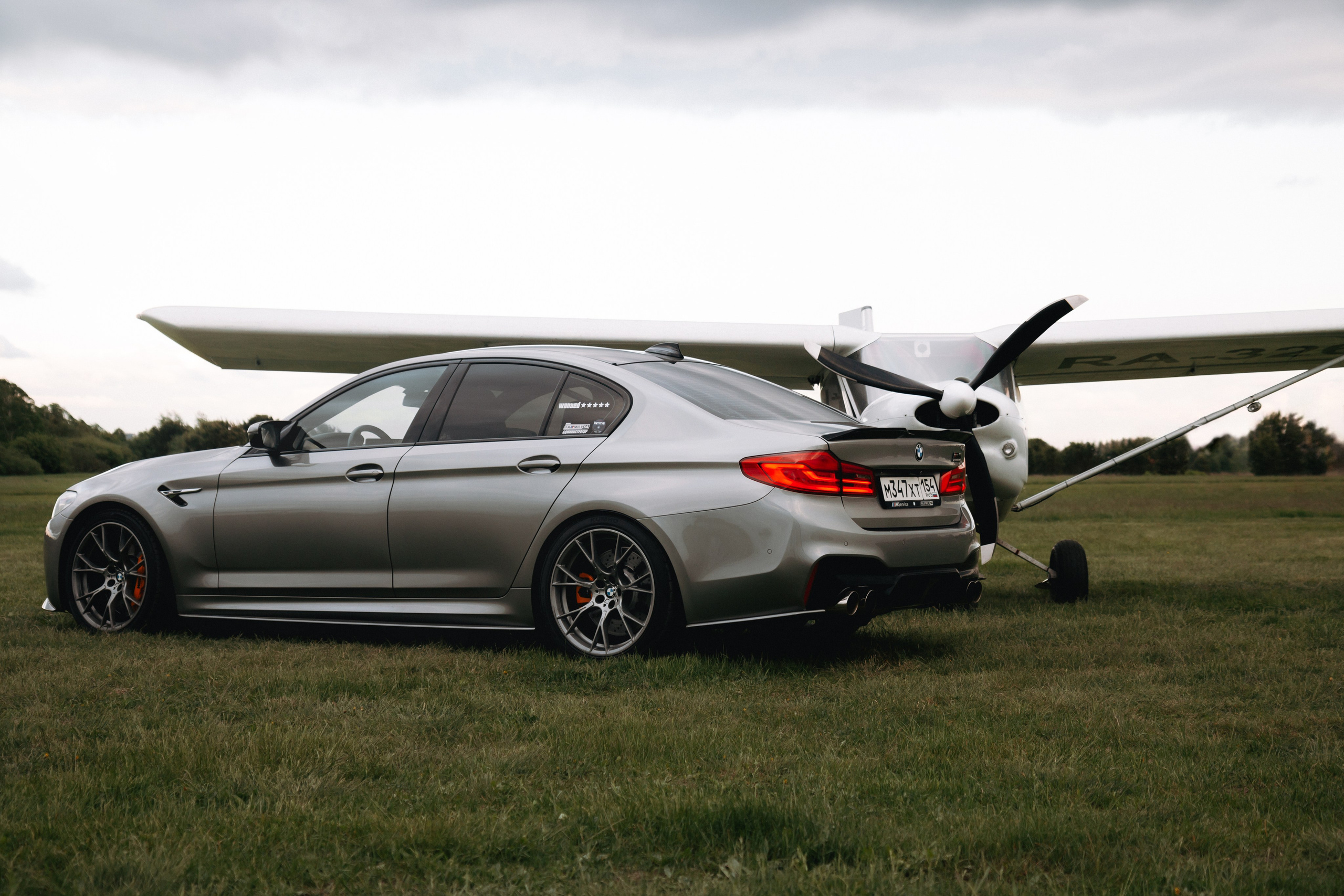 BMW M5 with plane. Автомобильный фотограф и видеограф в Новосибирске|Александра Косухина